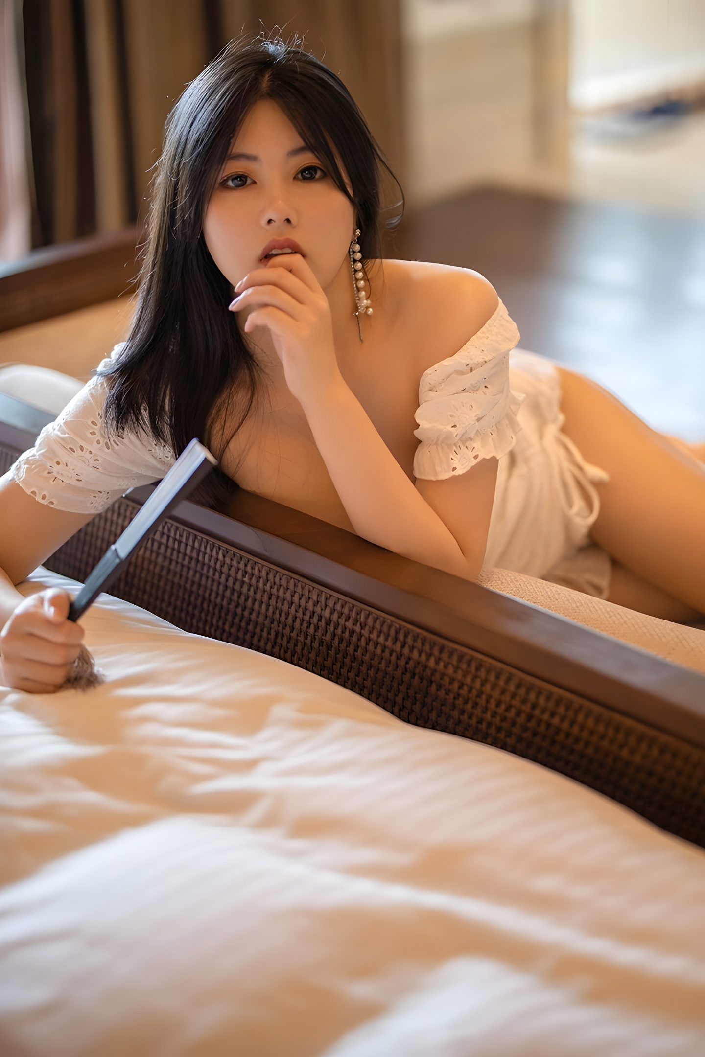 娜露绝色深沟与双手托豪乳：觅心天使的魅力瞬间