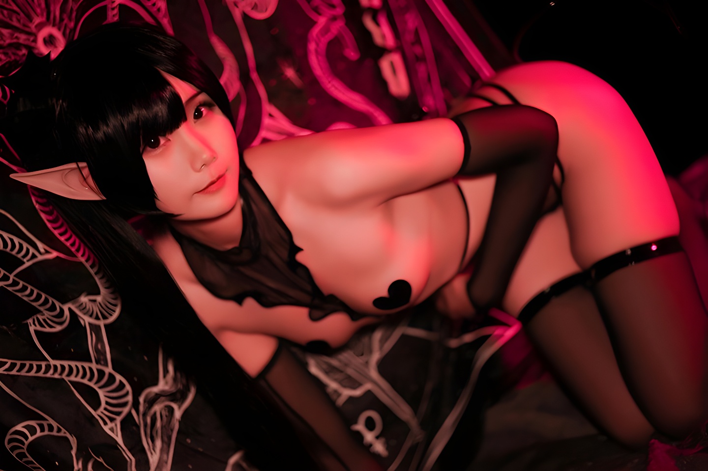 晓美嫣的萝莉恶魔魅力：蜜汁微乳与风骚蚀骨的视觉盛宴