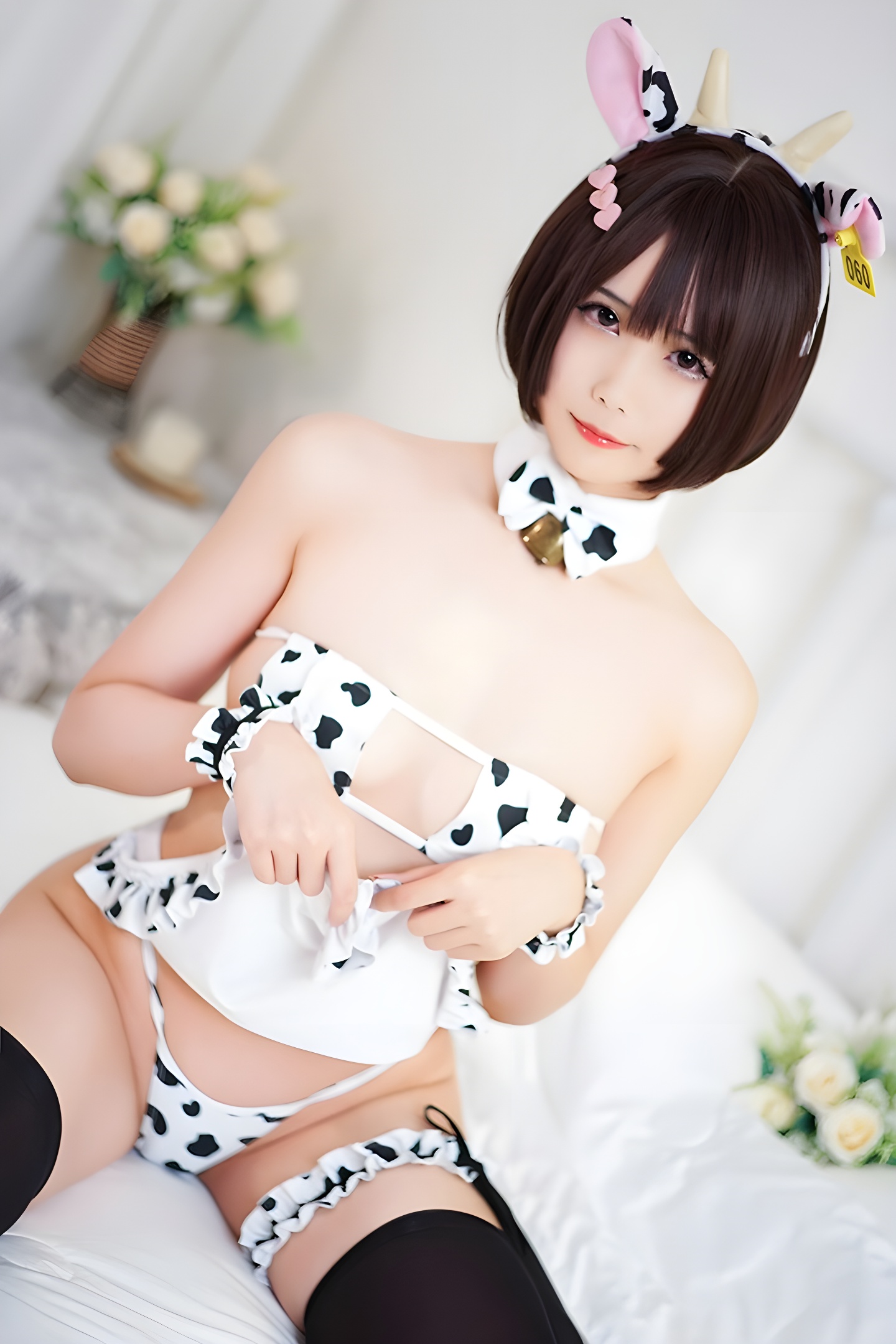 晓美嫣奶牛女仆造型：羞涩微乳与奶香四溢的完美融合