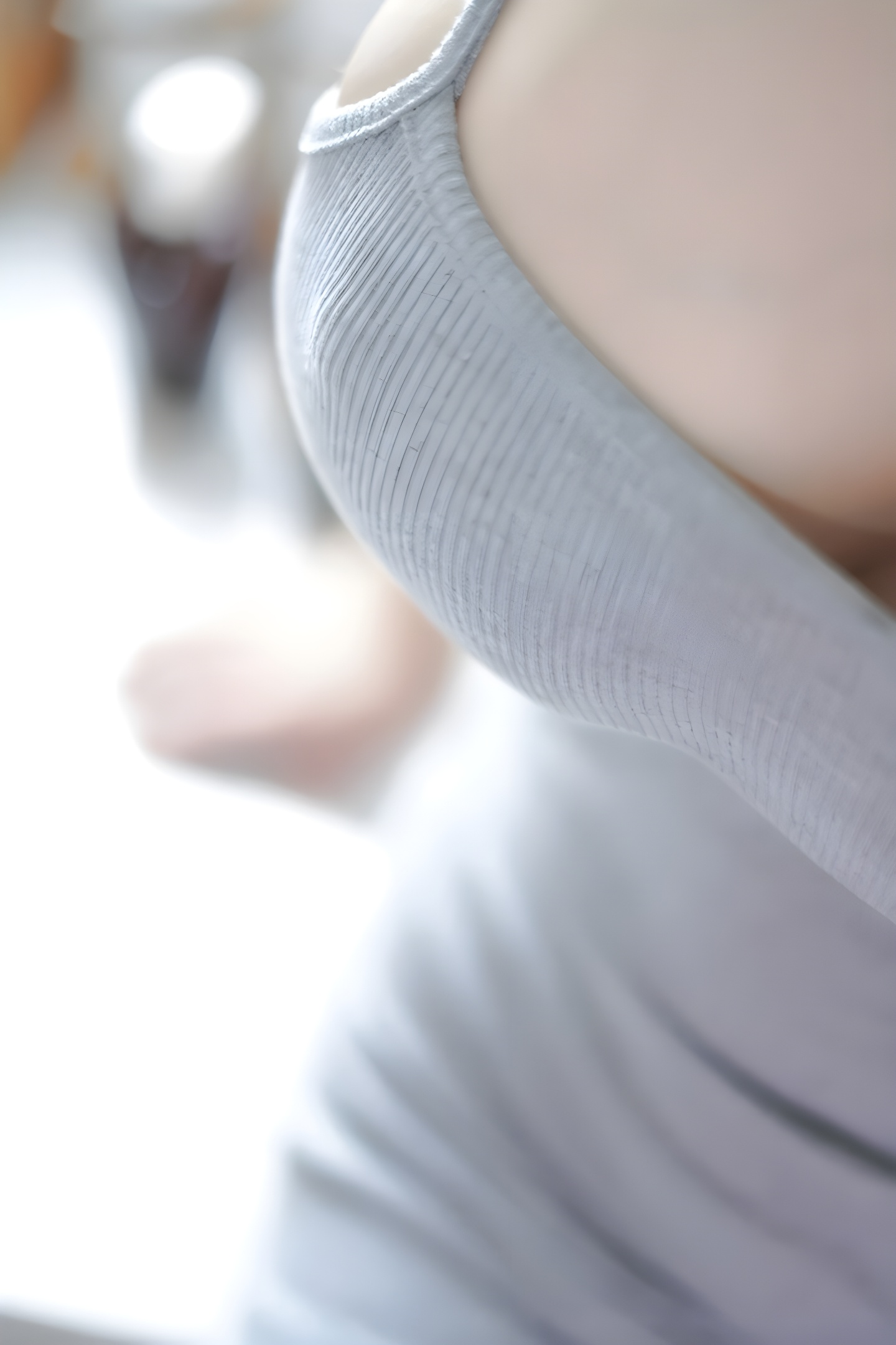 激萌女友周大萌：吊带裙造型惊艳亮相，巨乳撑爆展现极致魅力