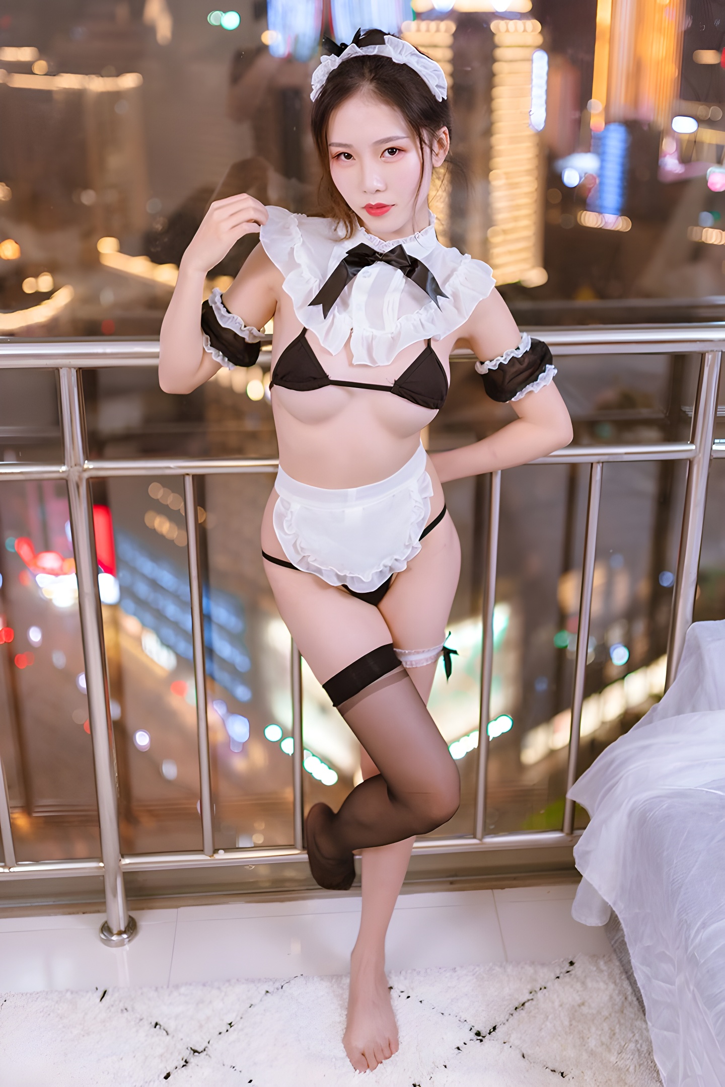 利世与不呆猫的趣味互动：调教与爱抚的治愈故事