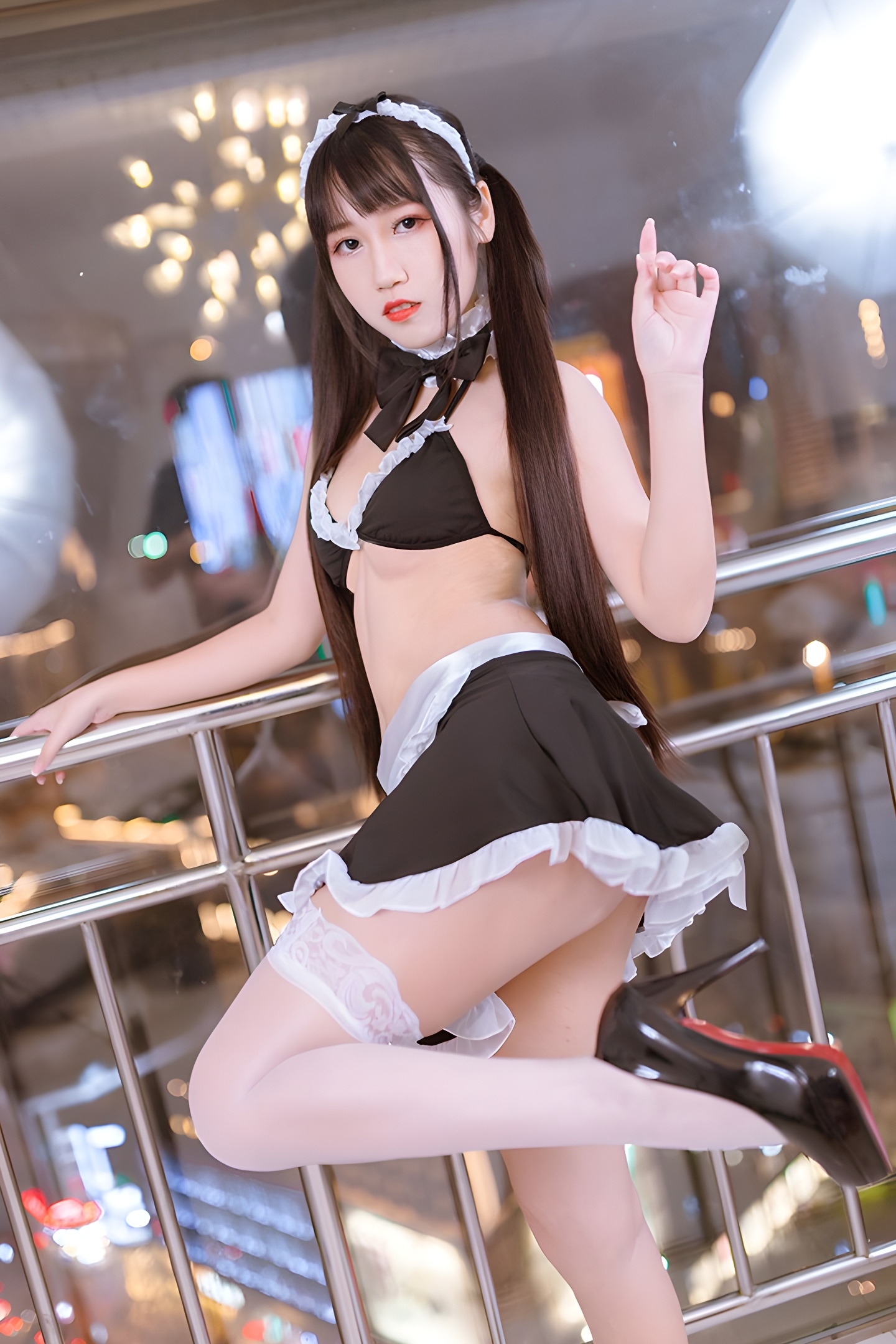 利世与不呆猫的趣味互动：调教与爱抚的治愈故事