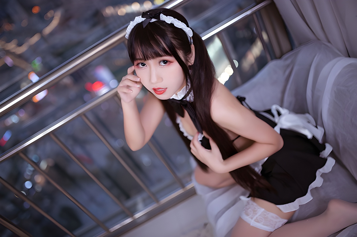 利世与不呆猫的趣味互动：调教与爱抚的治愈故事