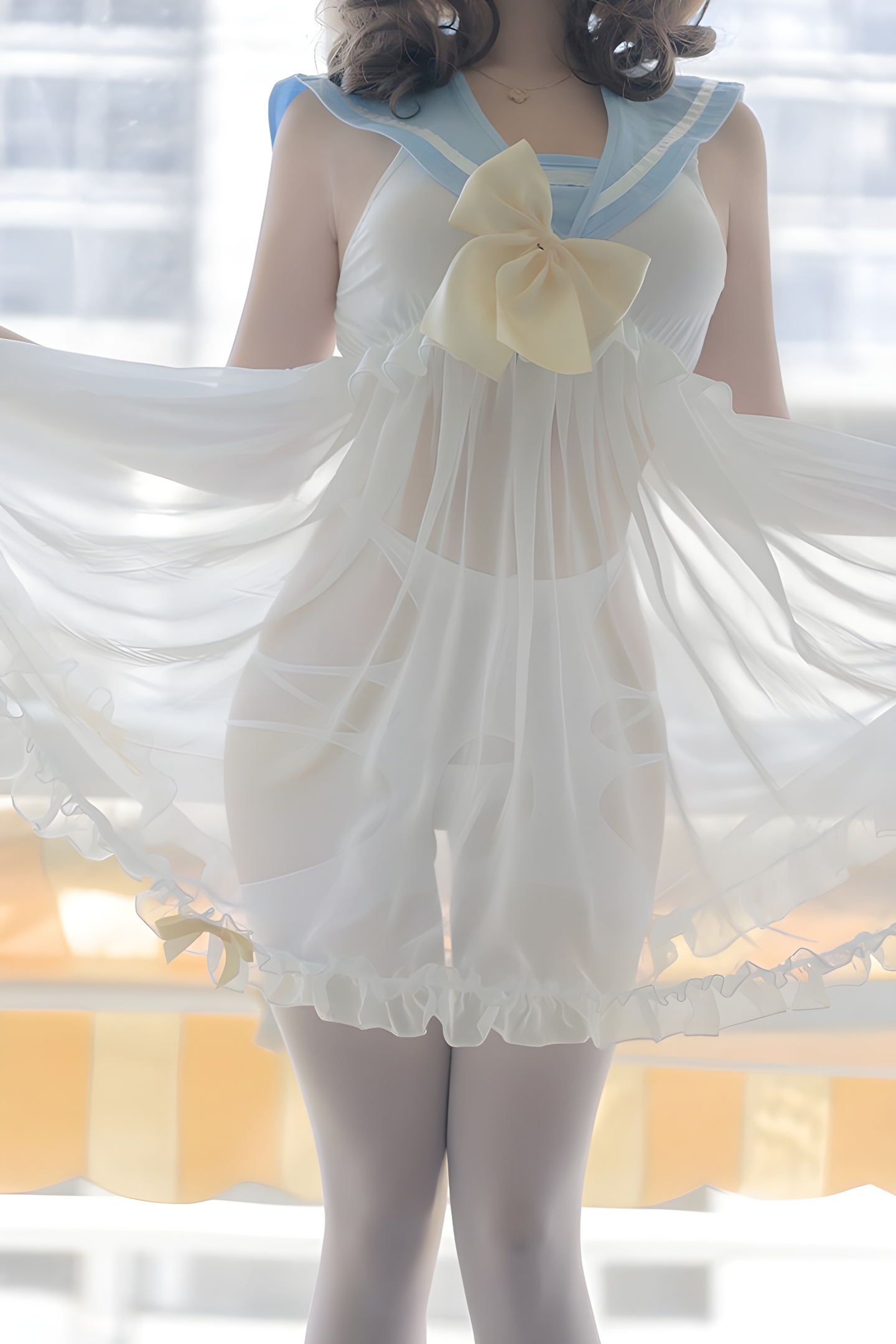 宅男女神米线线：开档丝袜大秀中的美乳与时尚