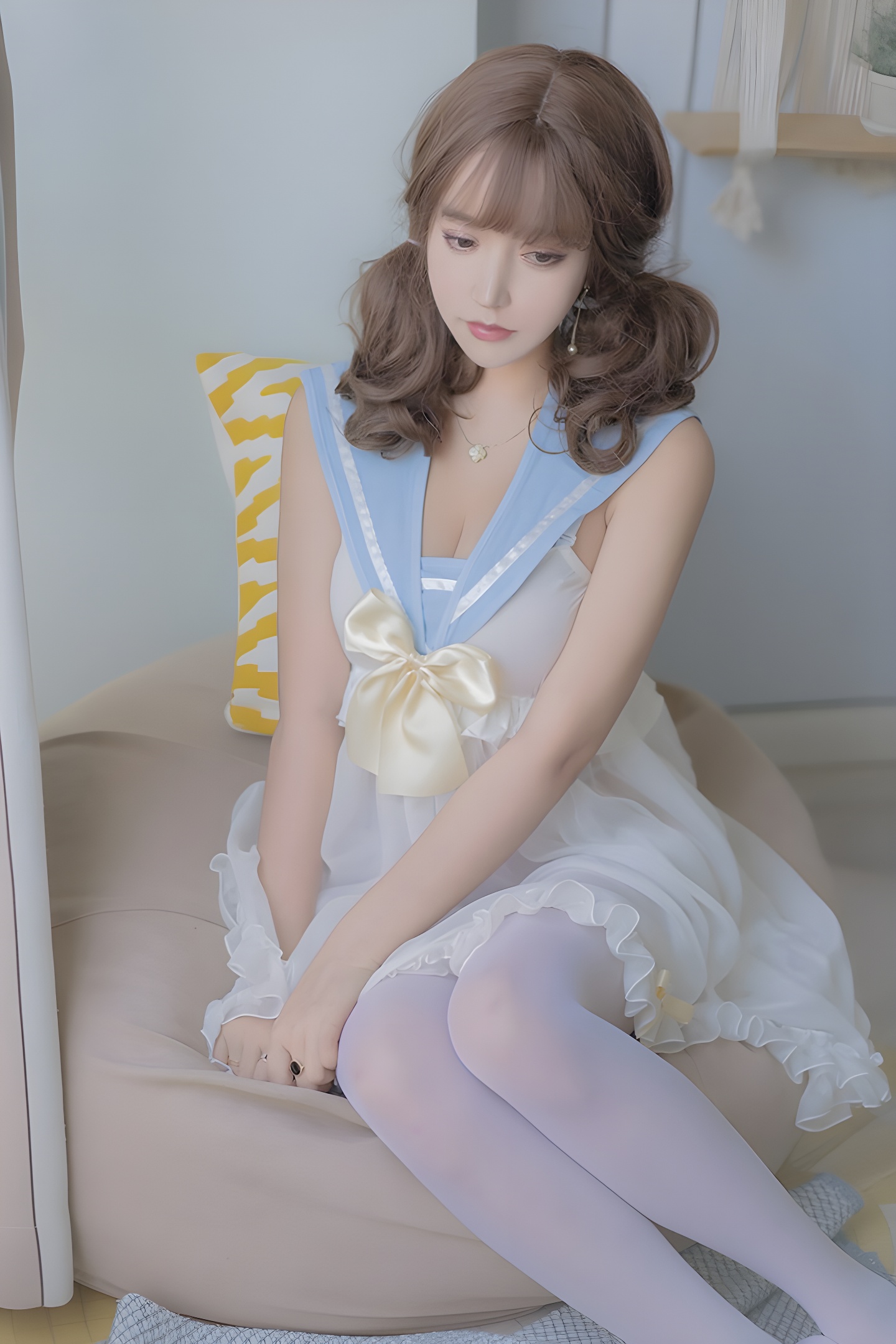 宅男女神米线线：开档丝袜大秀中的美乳与时尚