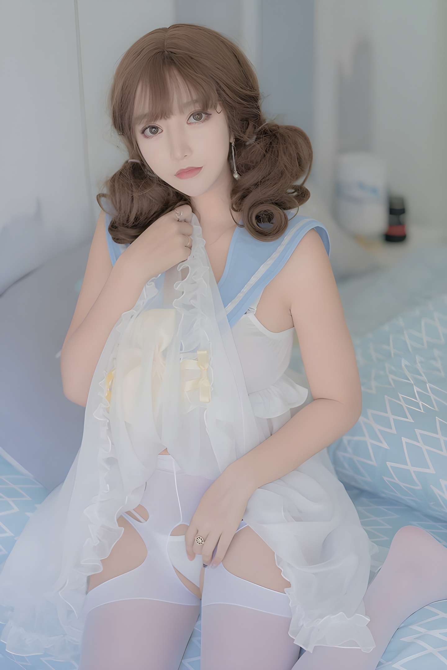 宅男女神米线线：开档丝袜大秀中的美乳与时尚