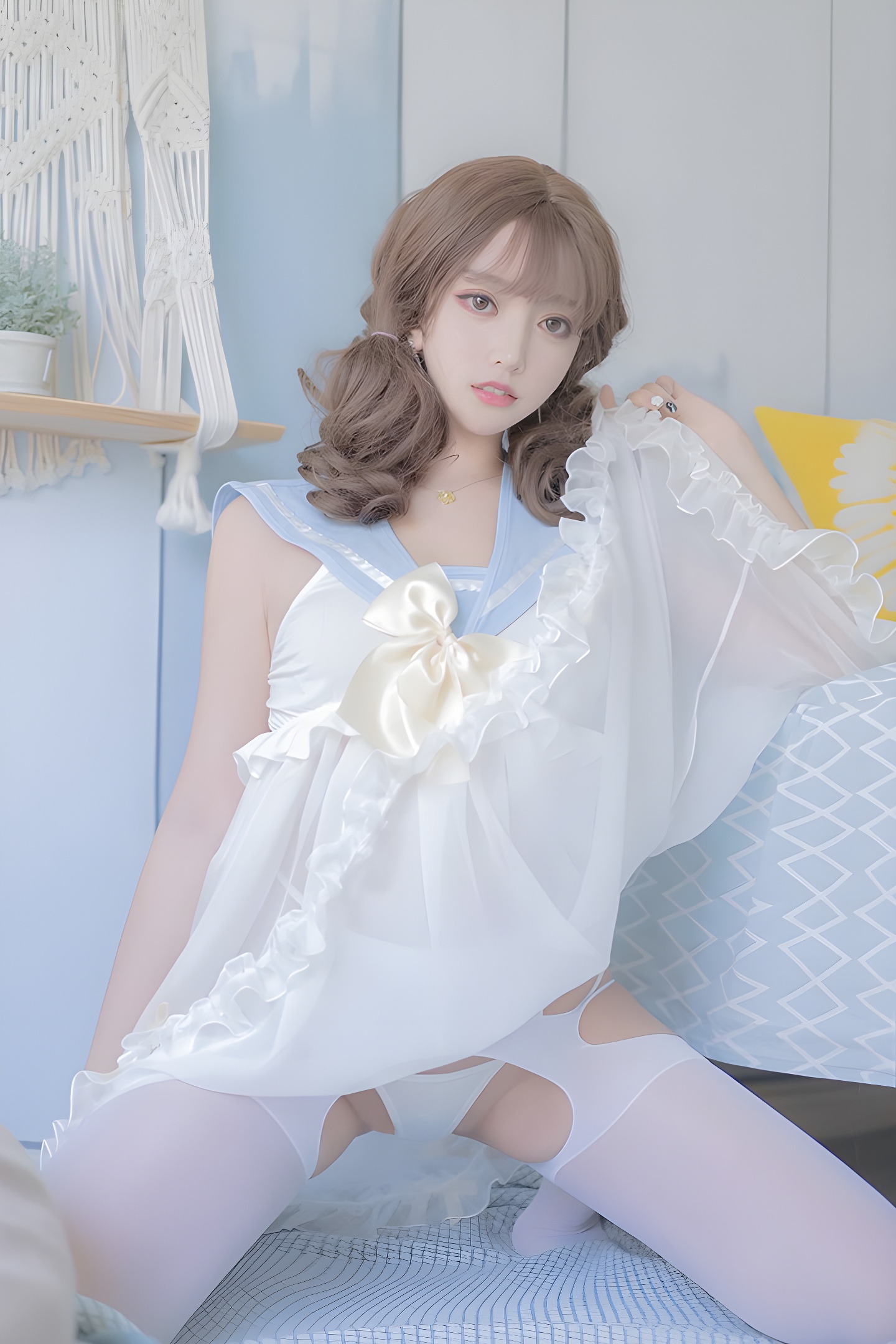 宅男女神米线线：开档丝袜大秀中的美乳与时尚