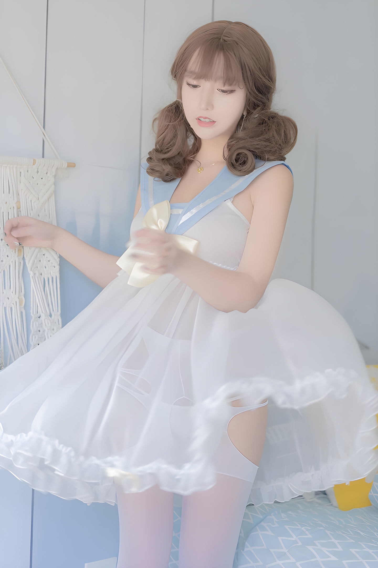 宅男女神米线线：开档丝袜大秀中的美乳与时尚