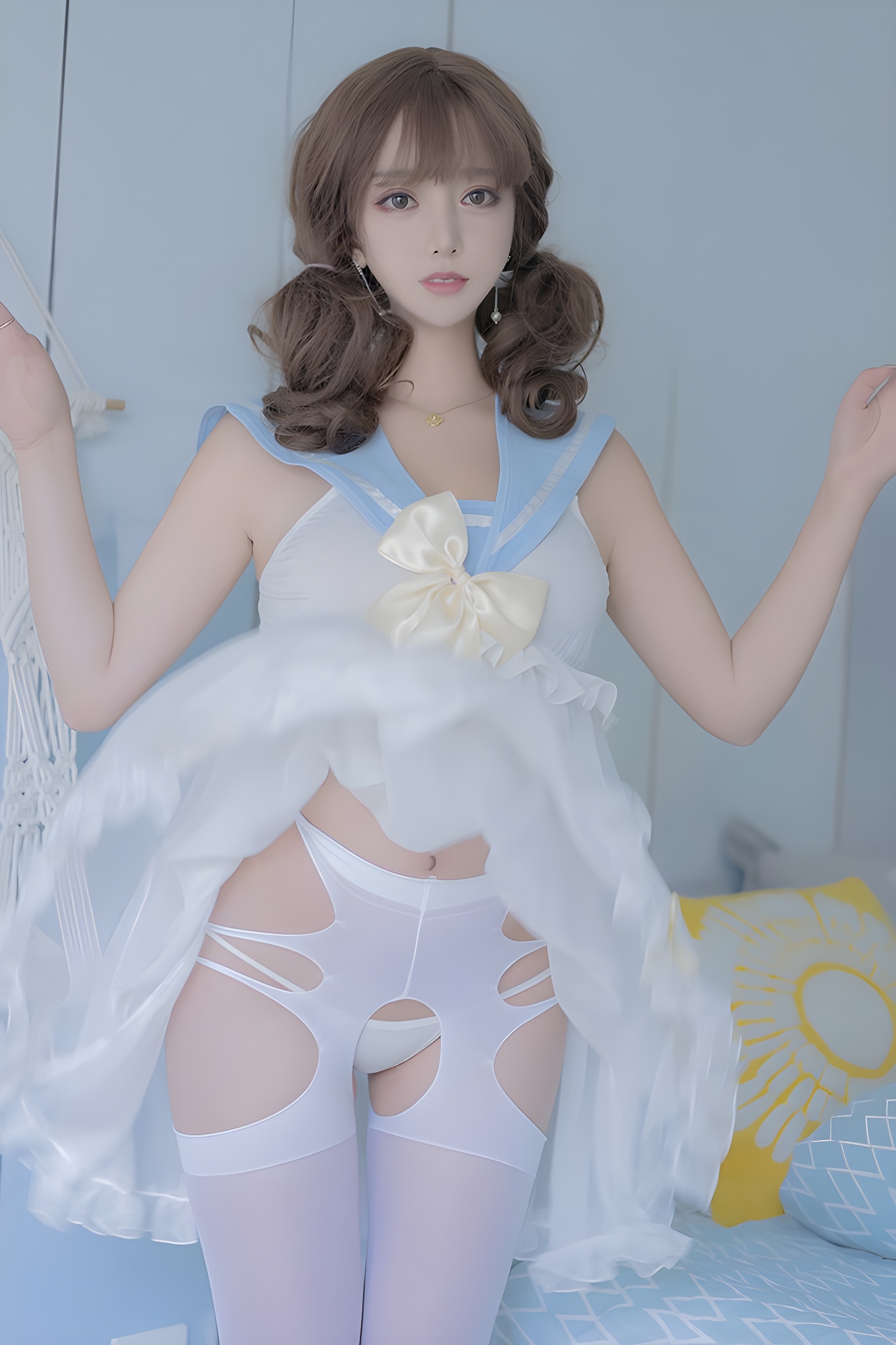 宅男女神米线线：开档丝袜大秀中的美乳与时尚