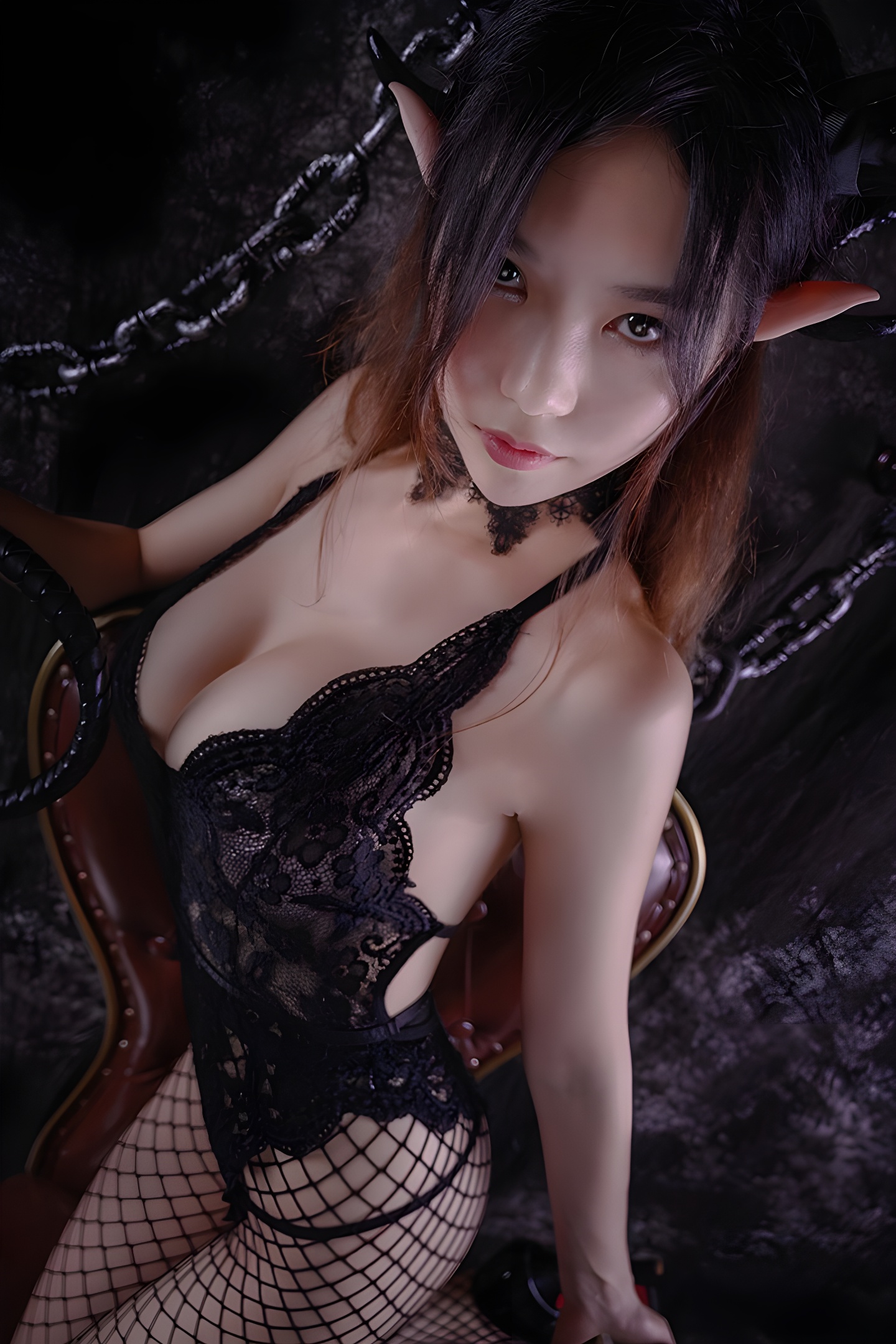 绝色小恶魔利世：黑丝网袜与爆乳的极致诱惑