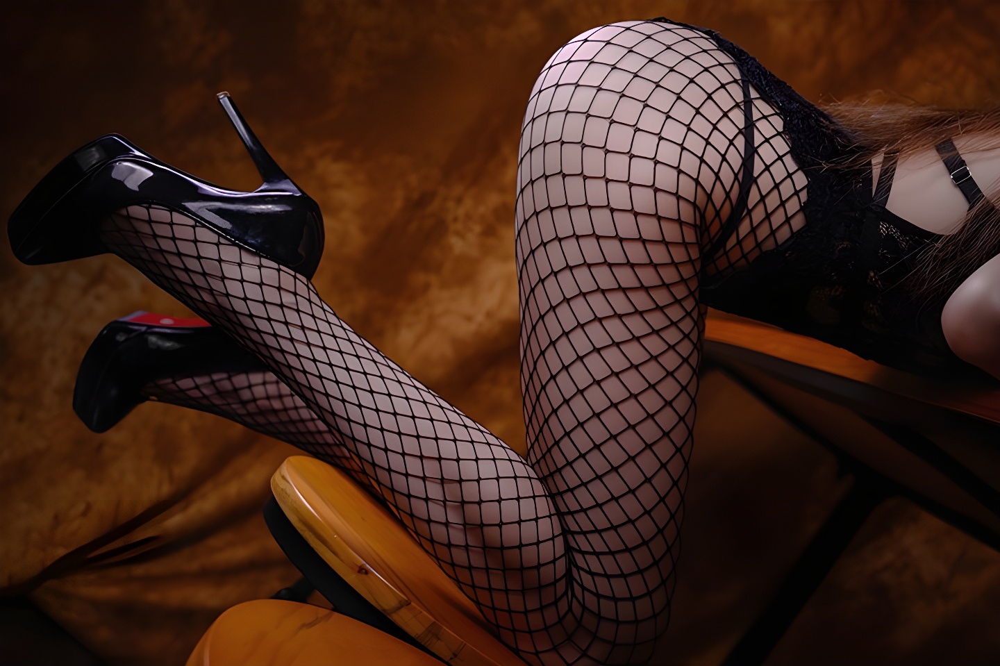 绝色小恶魔利世：黑丝网袜与爆乳的极致诱惑