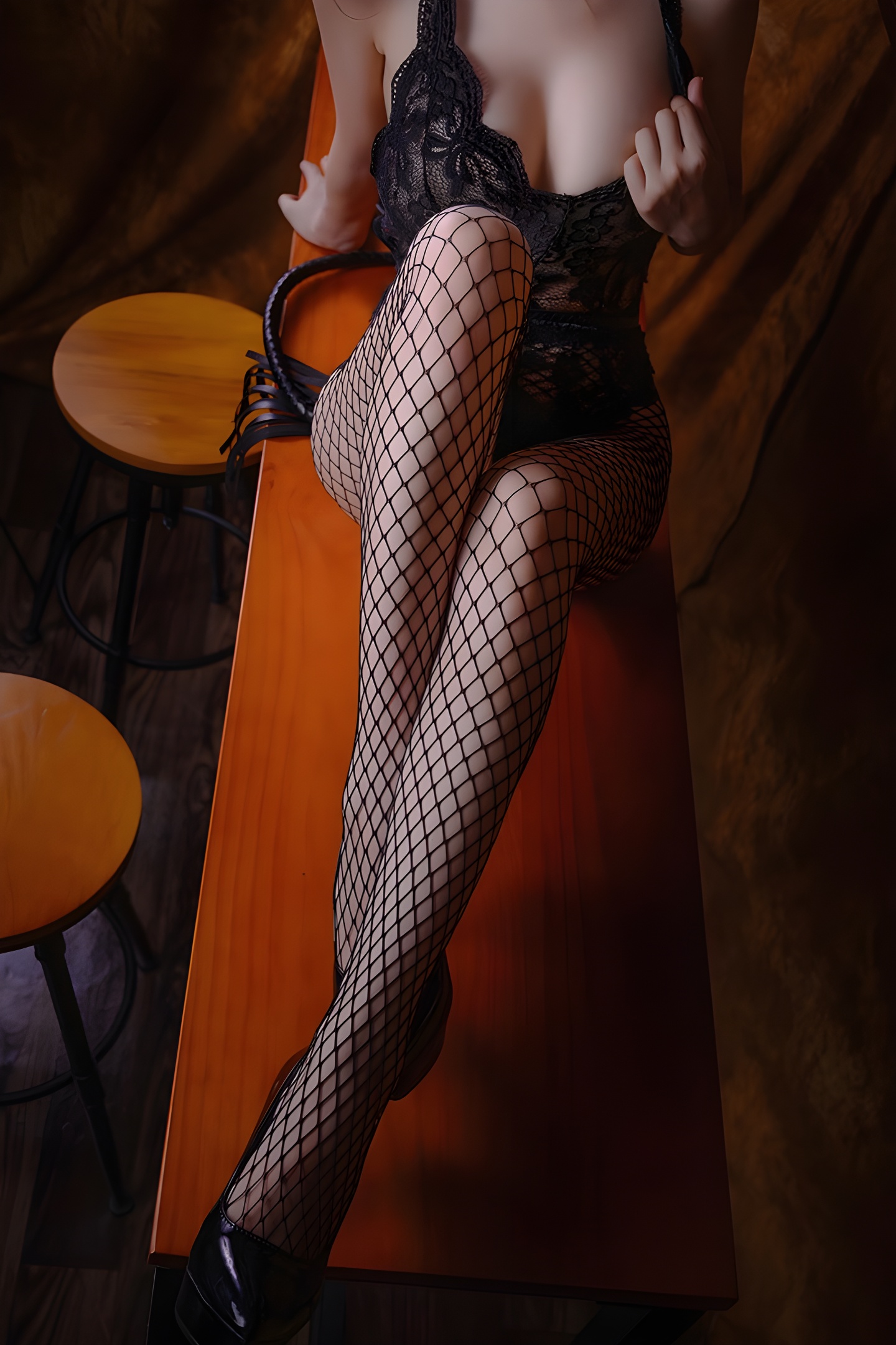 绝色小恶魔利世：黑丝网袜与爆乳的极致诱惑