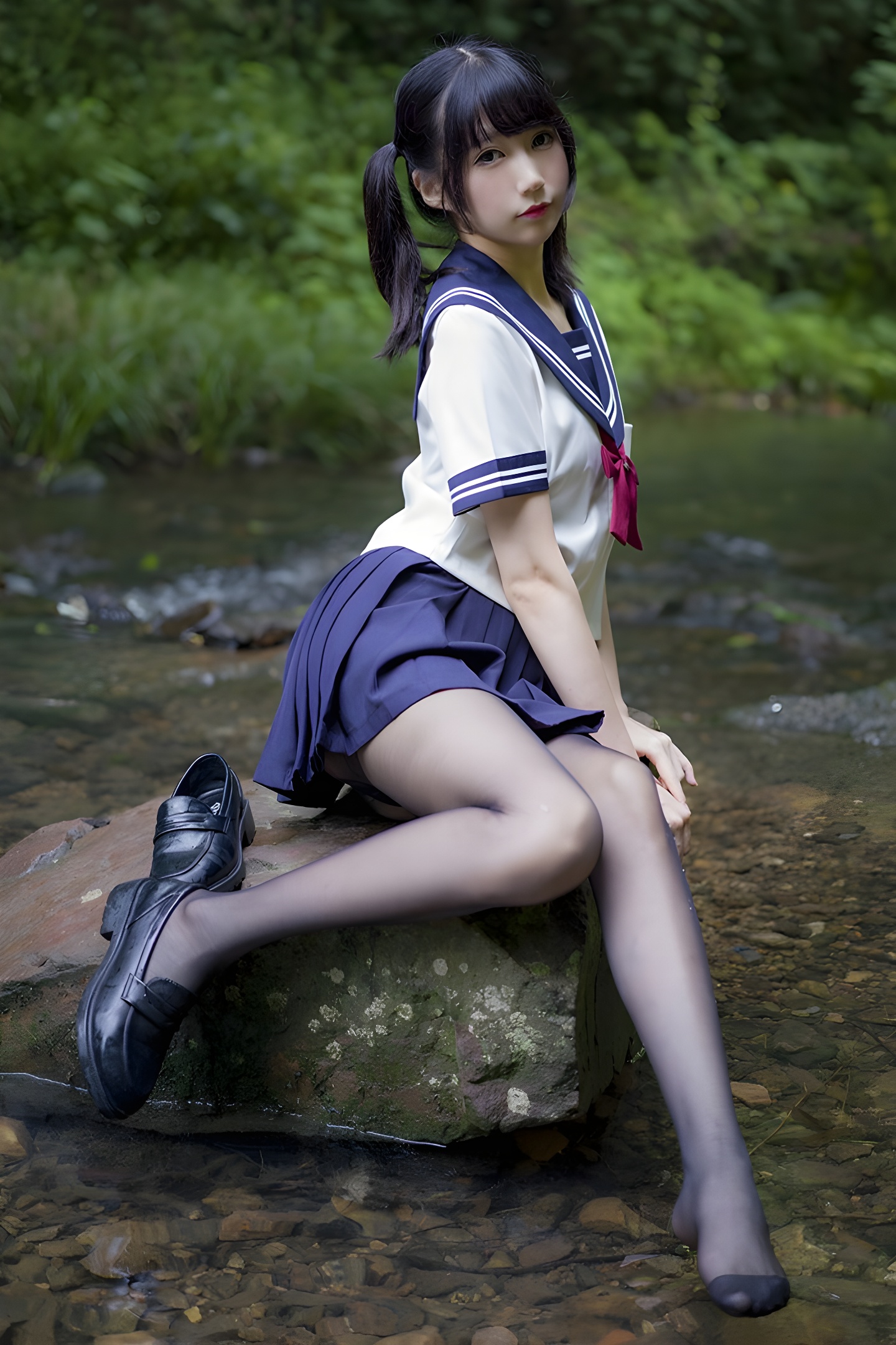 魔物喵黑丝制服野外写真：激萌学生妹的性感与清纯碰撞