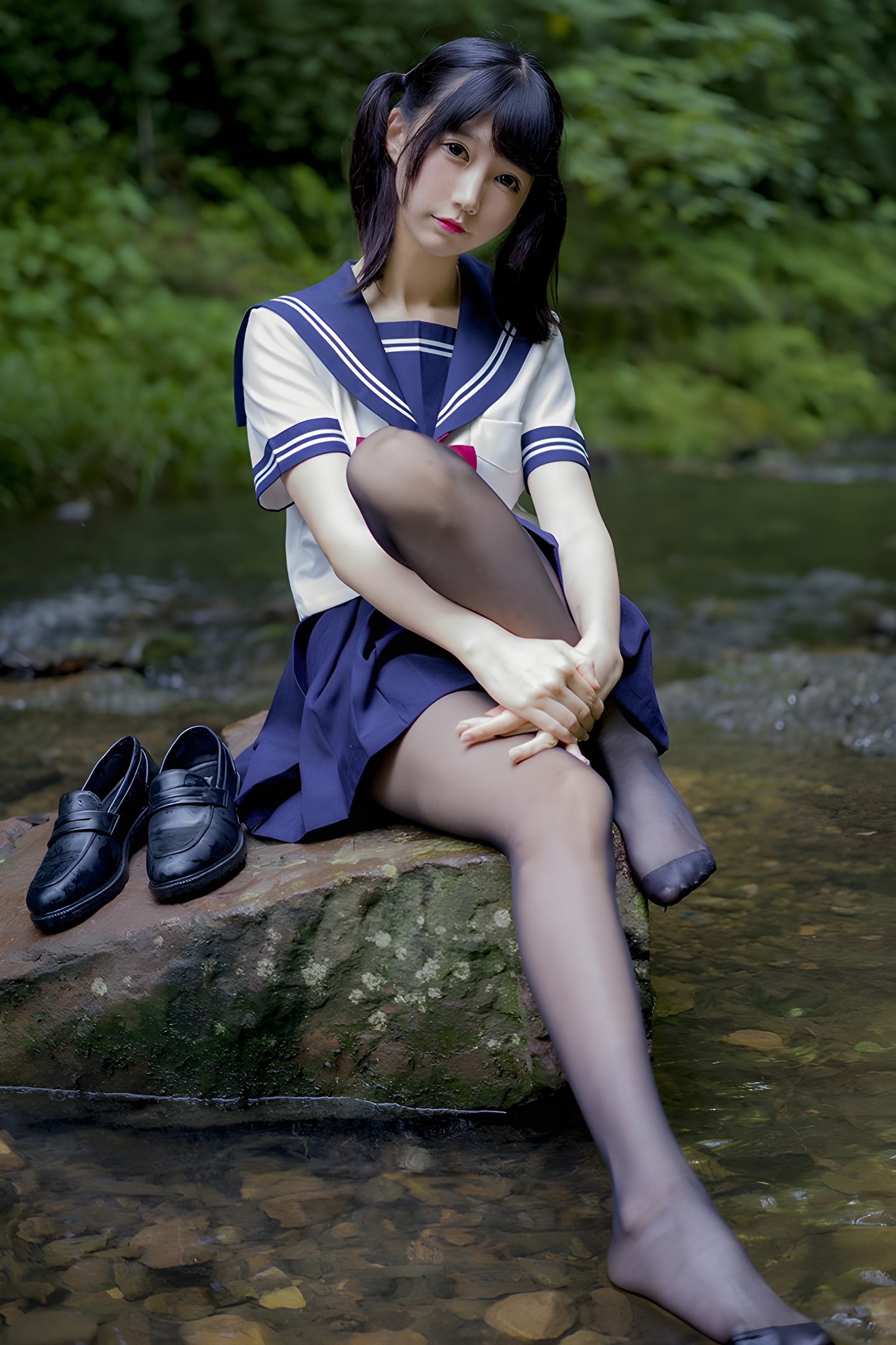 魔物喵黑丝制服野外写真：激萌学生妹的性感与清纯碰撞