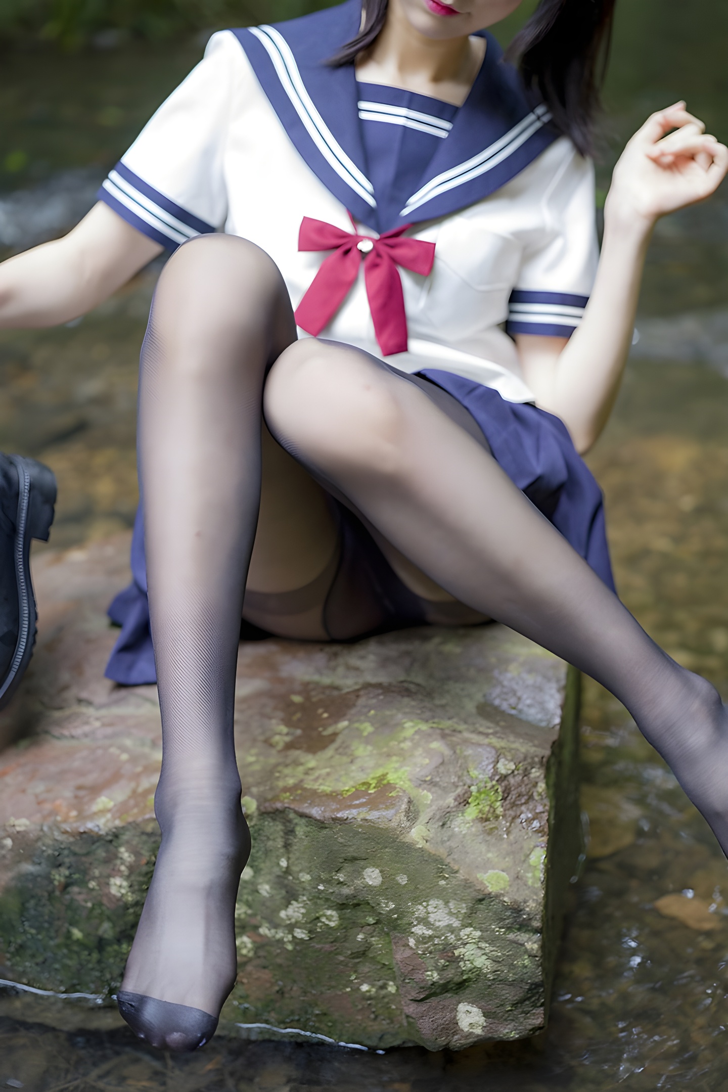 魔物喵黑丝制服野外写真：激萌学生妹的性感与清纯碰撞