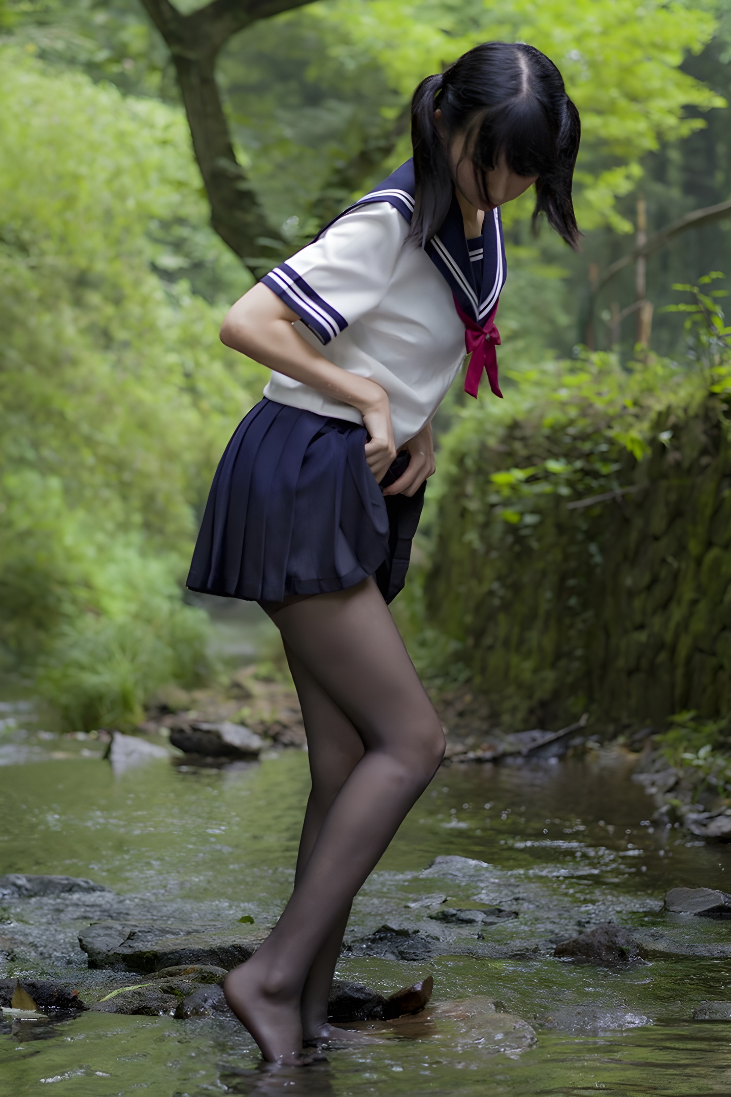 魔物喵黑丝制服野外写真：激萌学生妹的性感与清纯碰撞