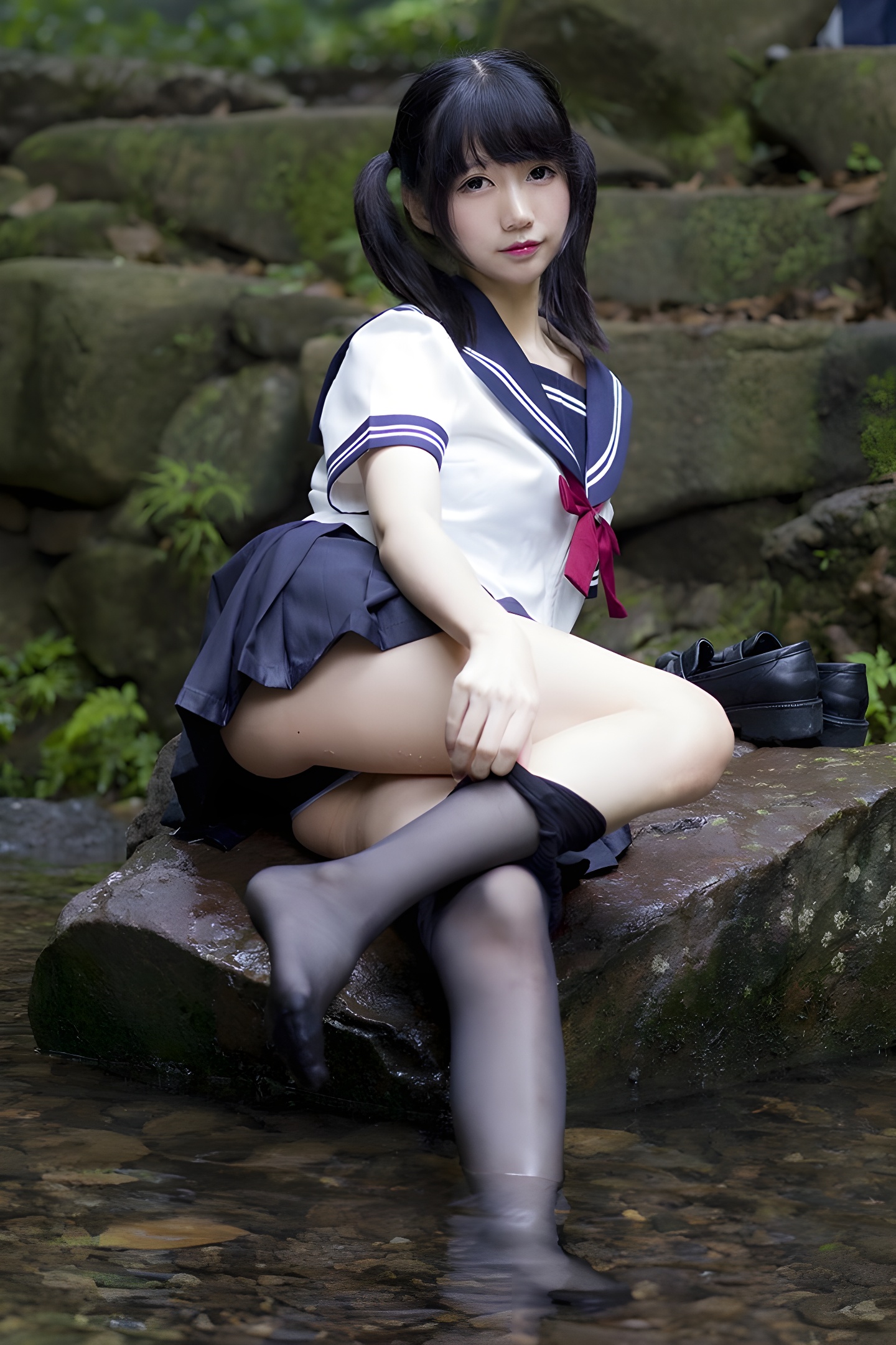 魔物喵黑丝制服野外写真：激萌学生妹的性感与清纯碰撞