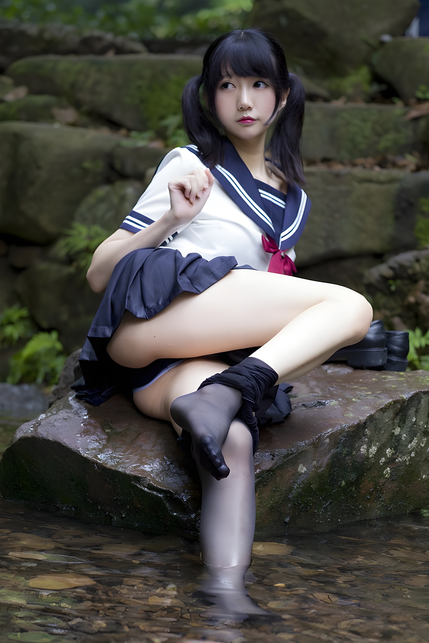 魔物喵黑丝制服野外写真：激萌学生妹的性感与清纯碰撞