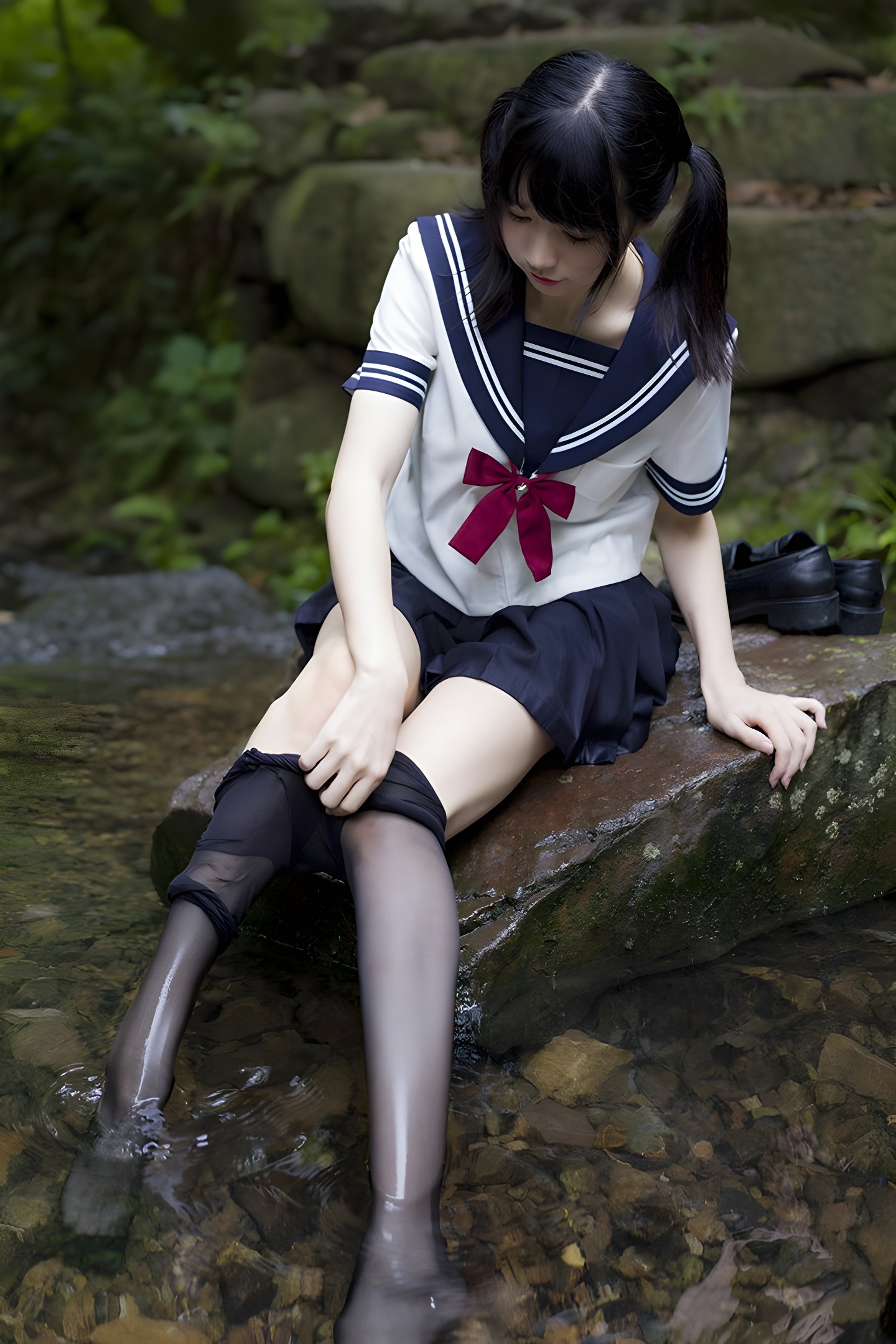 魔物喵黑丝制服野外写真：激萌学生妹的性感与清纯碰撞