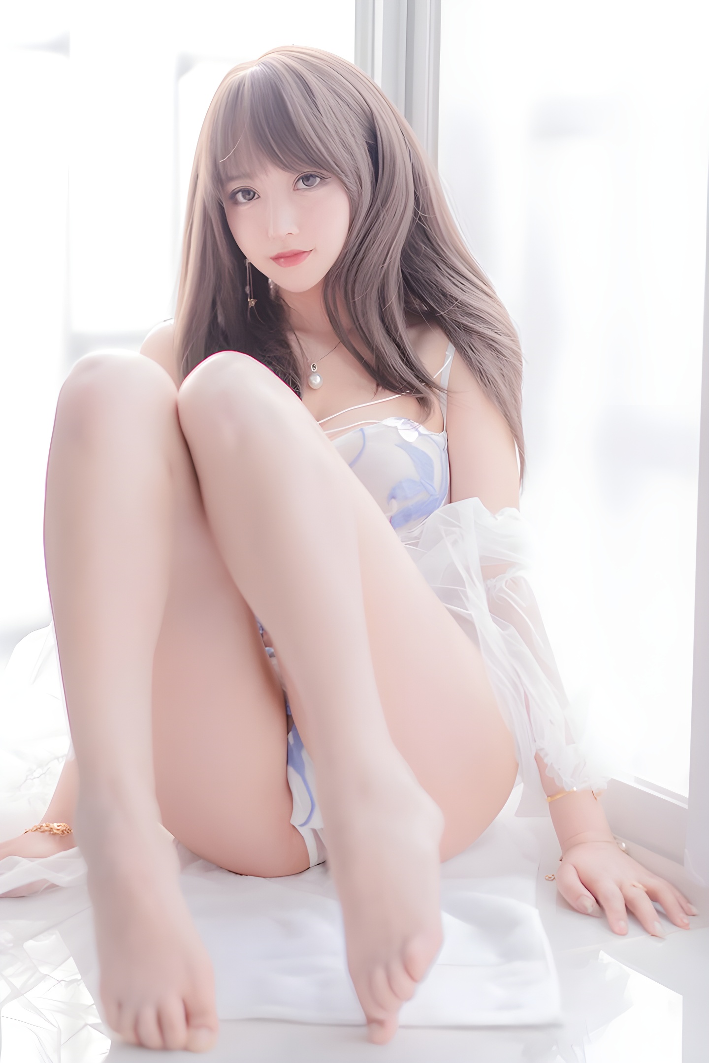 透明睡衣下的蜜汁少女米线线：时尚与性感的完美结合