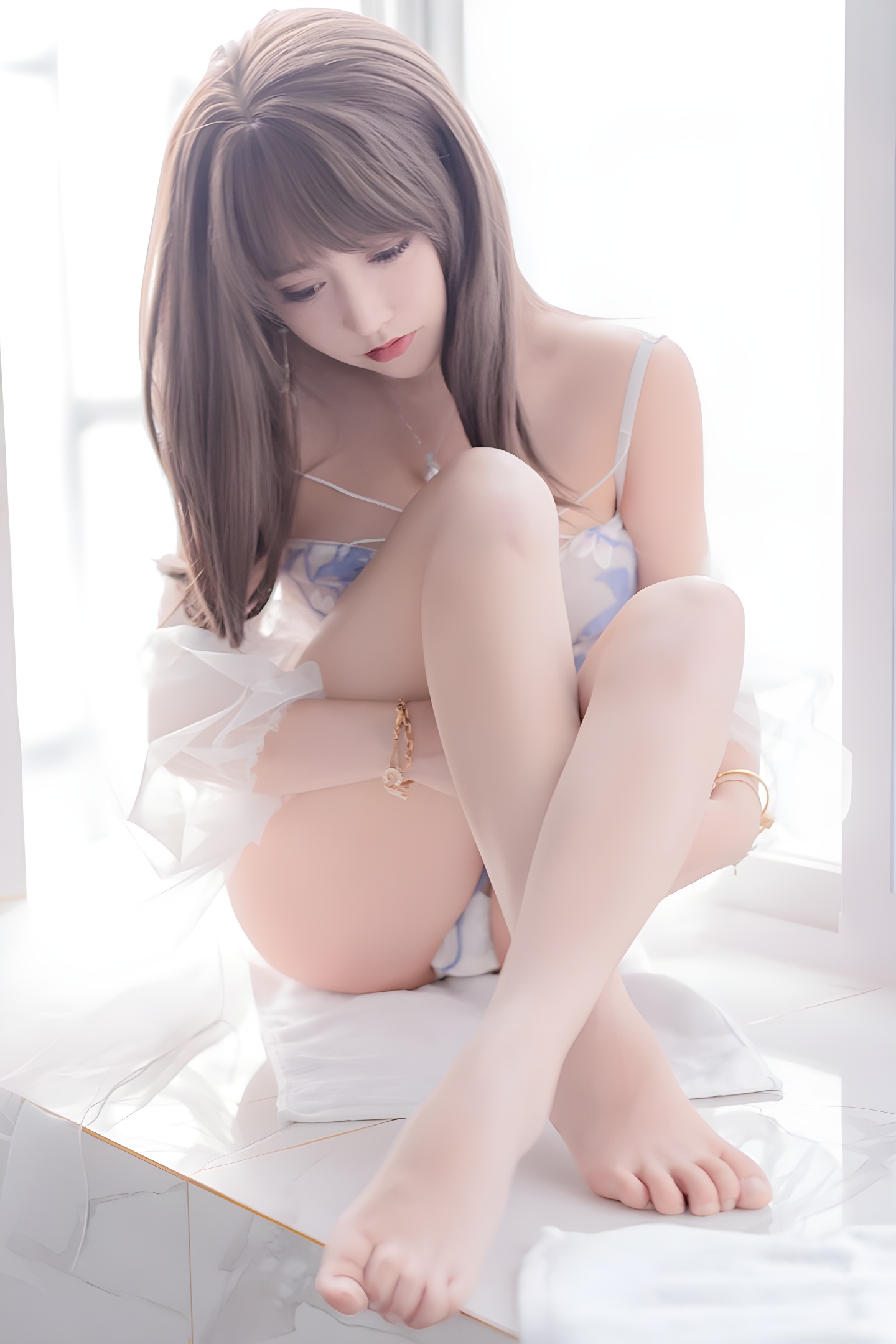 透明睡衣下的蜜汁少女米线线：时尚与性感的完美结合