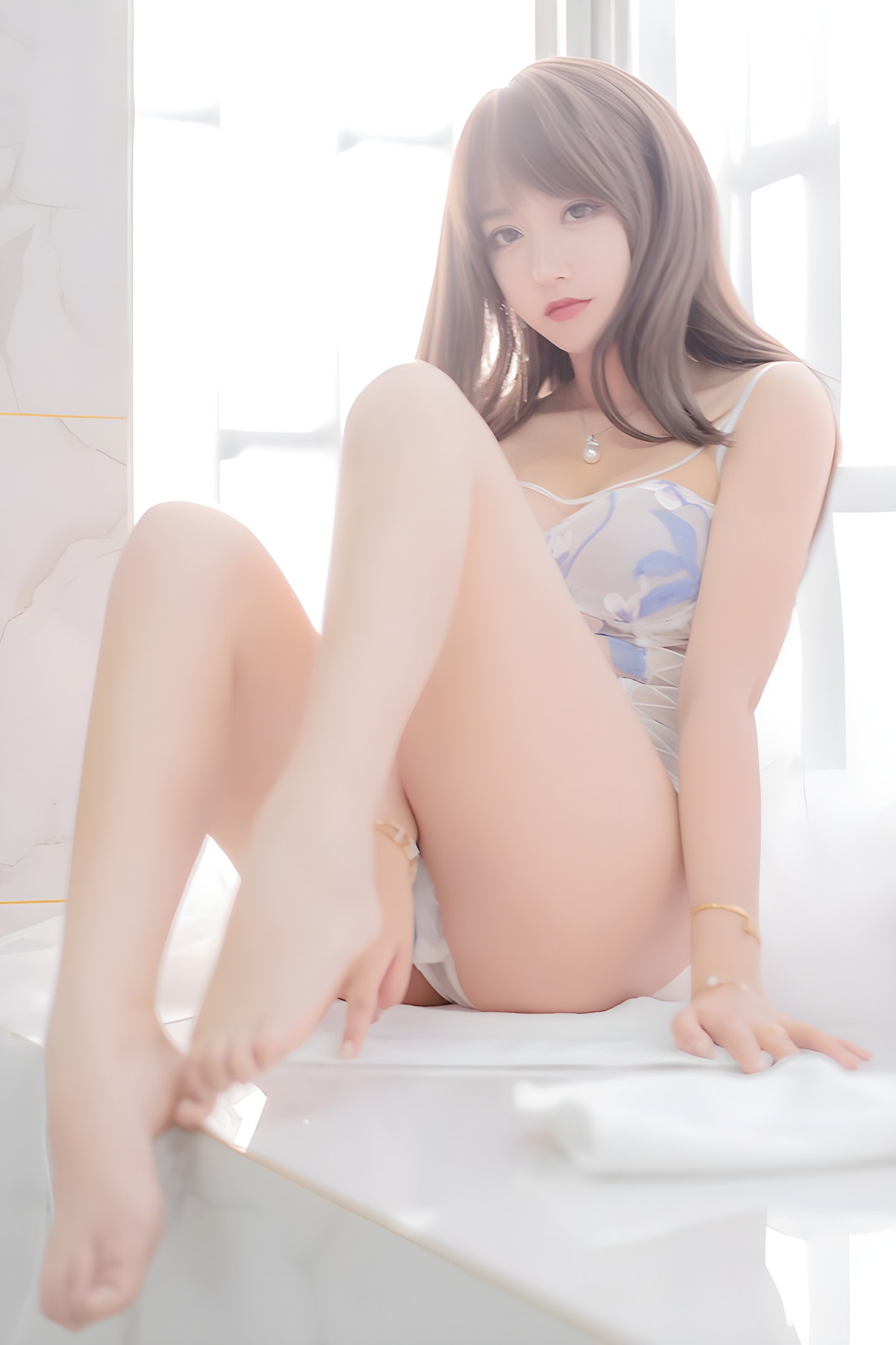 透明睡衣下的蜜汁少女米线线：时尚与性感的完美结合