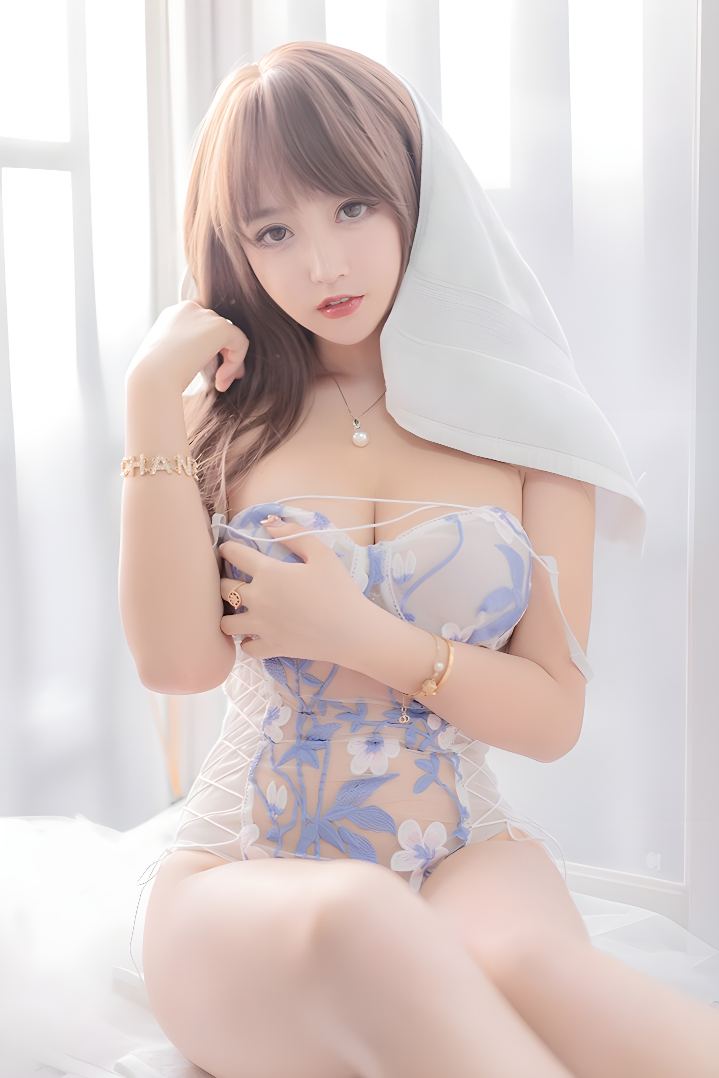 透明睡衣下的蜜汁少女米线线：时尚与性感的完美结合