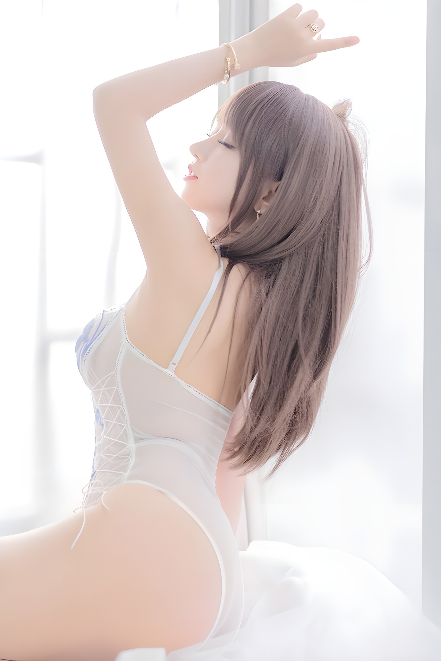 透明睡衣下的蜜汁少女米线线：时尚与性感的完美结合