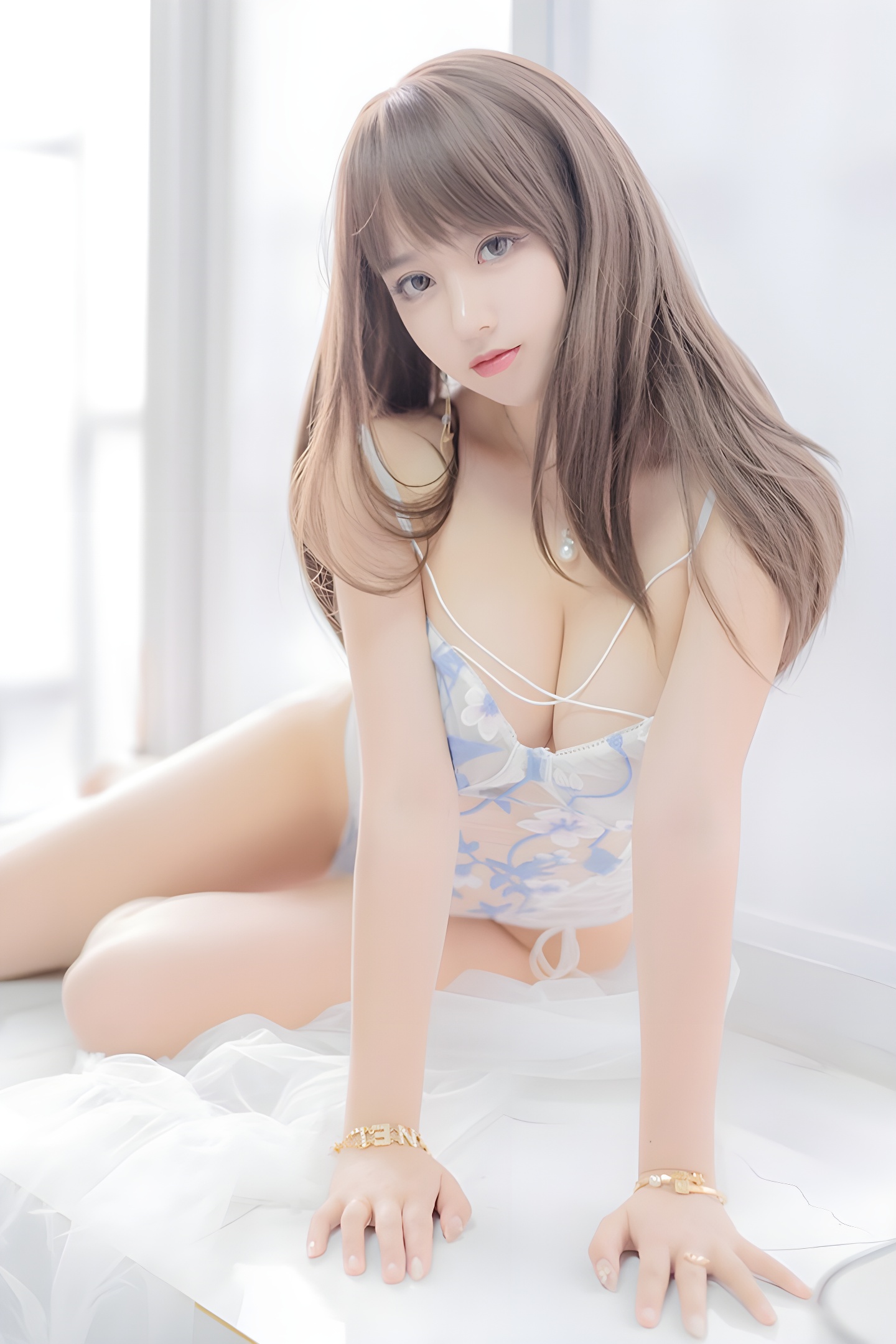 透明睡衣下的蜜汁少女米线线：时尚与性感的完美结合