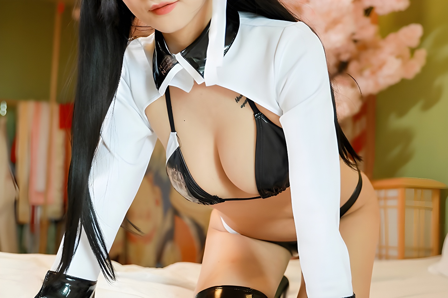 柏原睛漆皮内衣写真：夺命狐妖风骚勾魂瞬间