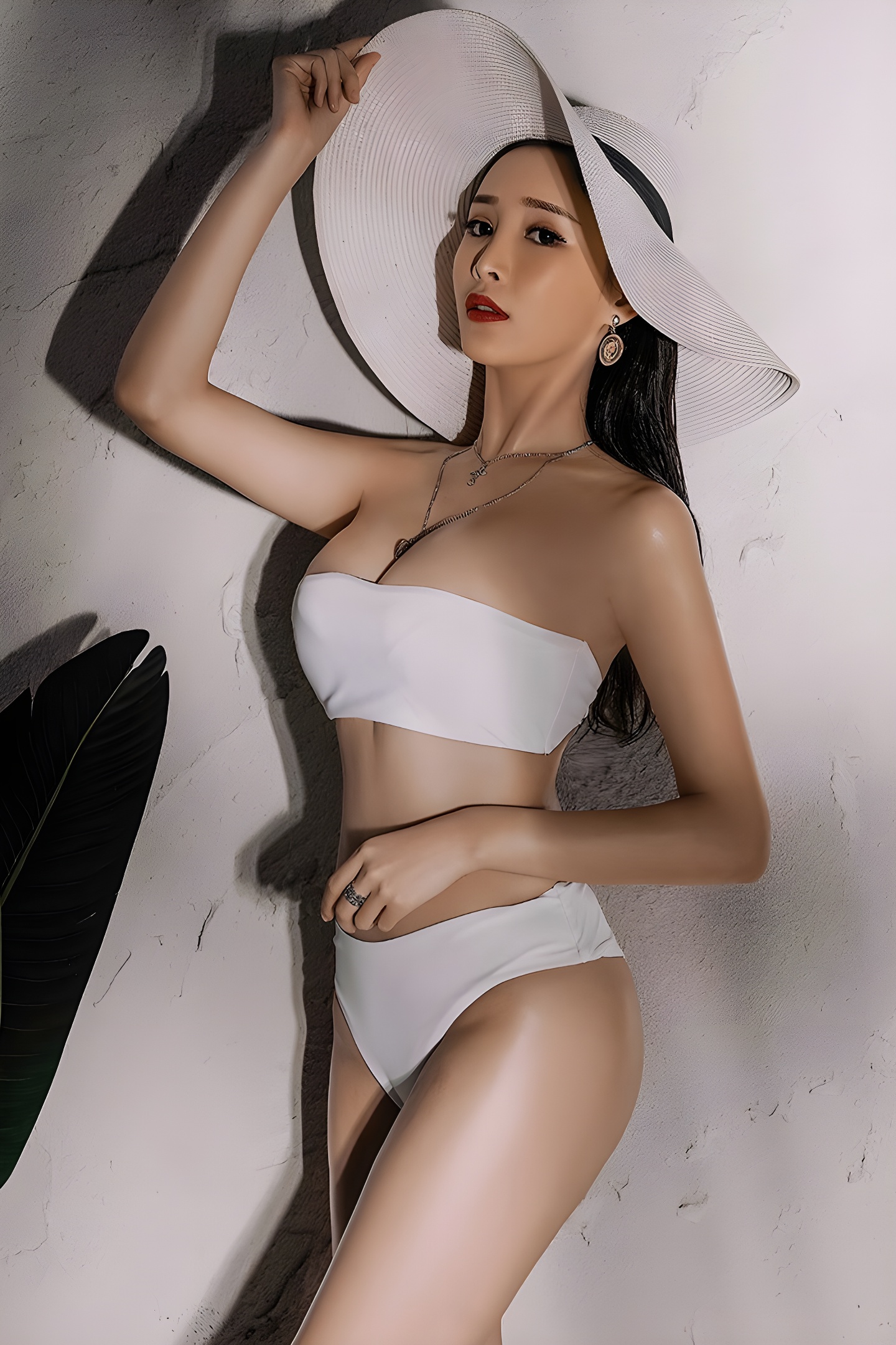 周妍希蛇形曲线惊艳全场，长腿女神时尚大秀全记录