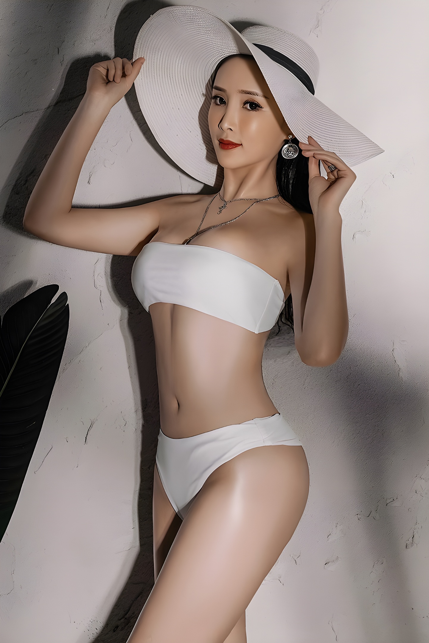 周妍希蛇形曲线惊艳全场，长腿女神时尚大秀全记录