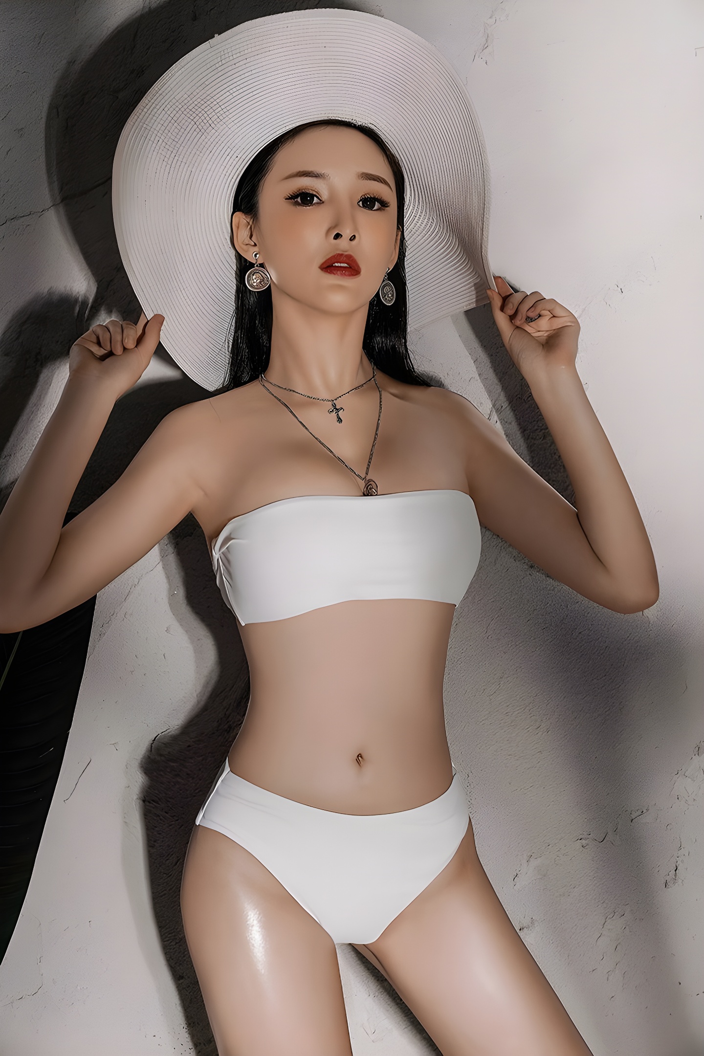 周妍希蛇形曲线惊艳全场，长腿女神时尚大秀全记录