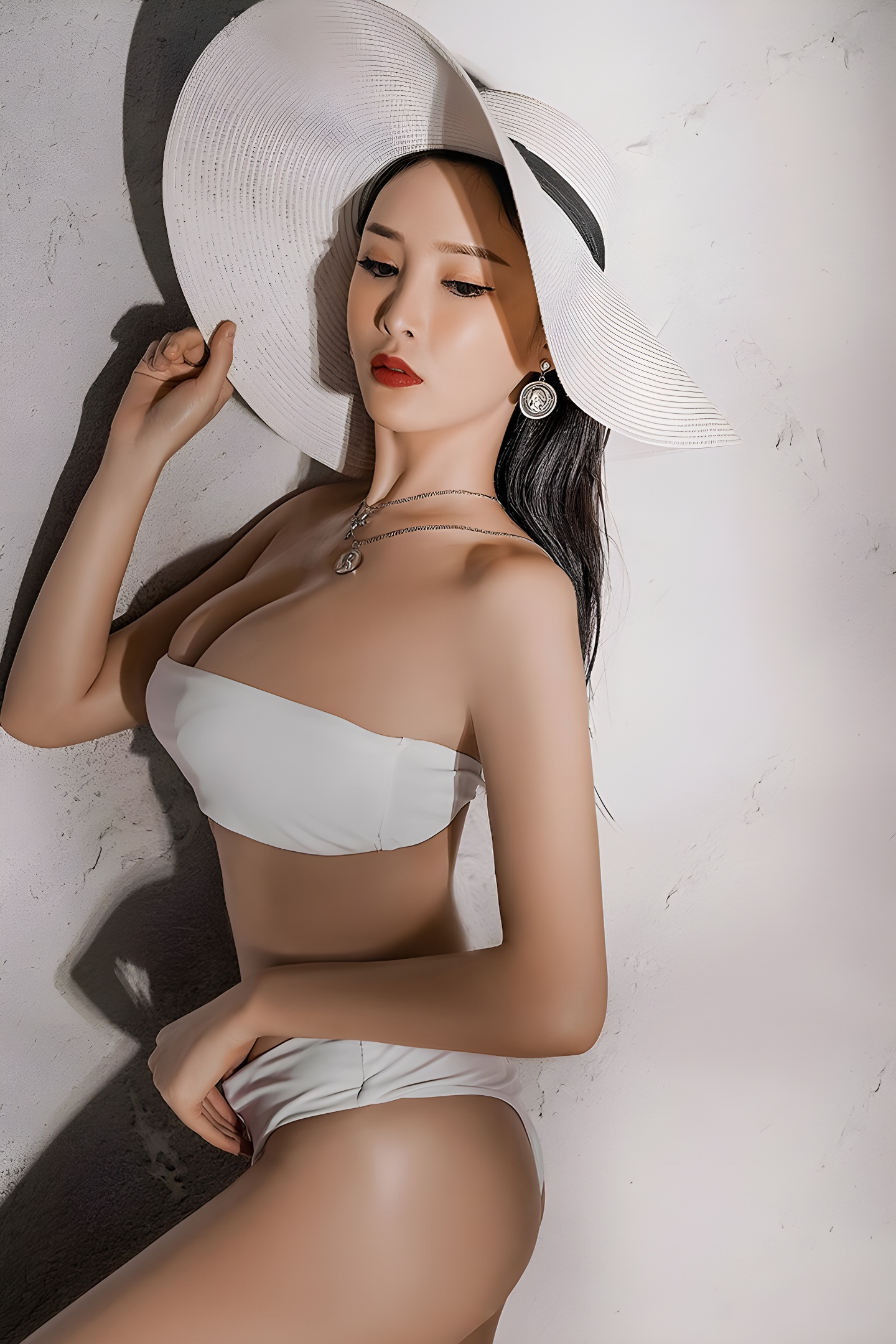 周妍希蛇形曲线惊艳全场，长腿女神时尚大秀全记录