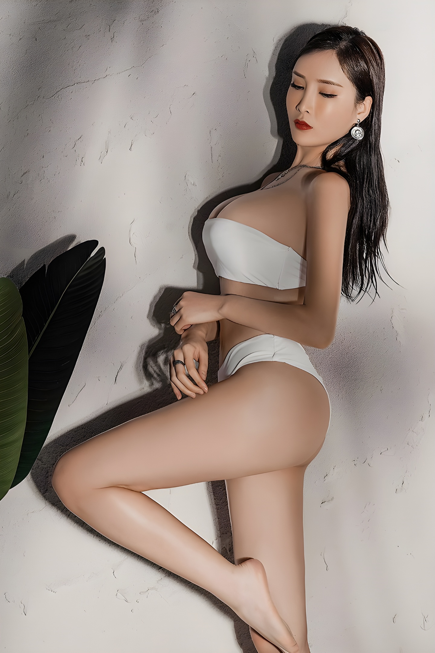 周妍希蛇形曲线惊艳全场，长腿女神时尚大秀全记录