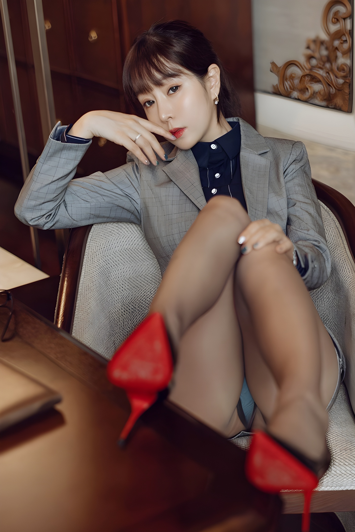 风骚秘书王雨纯真空裸露撅臀示爱：性感与自信的完美结合