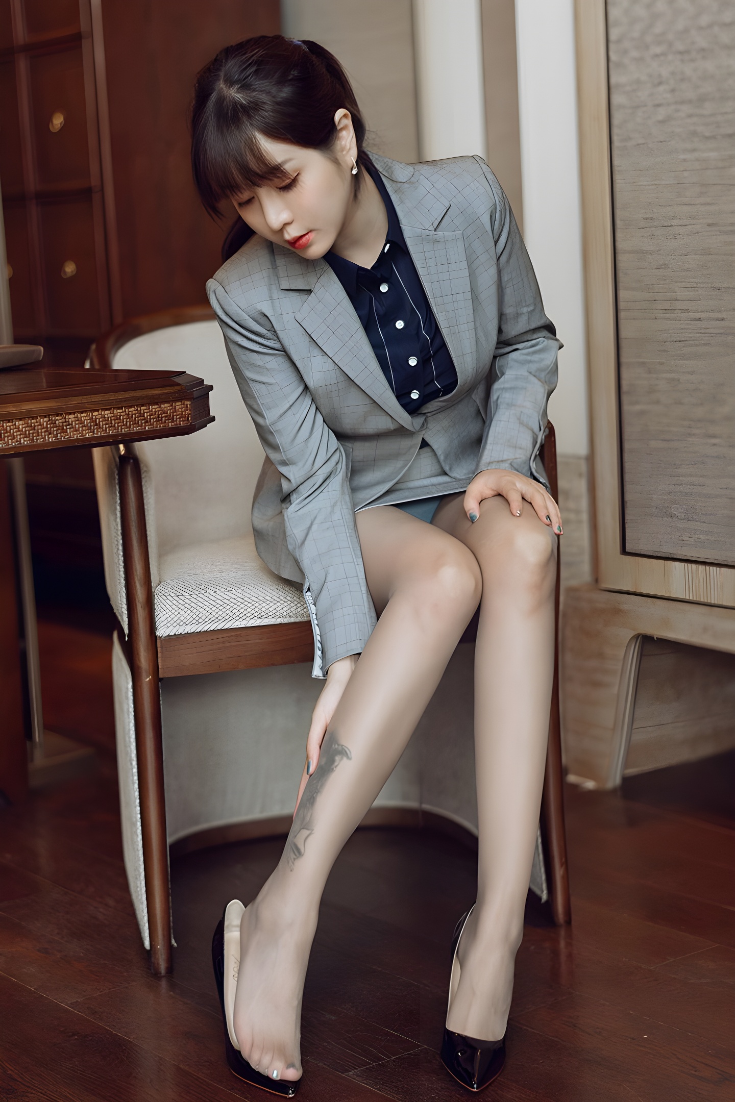 风骚秘书王雨纯真空裸露撅臀示爱：性感与自信的完美结合