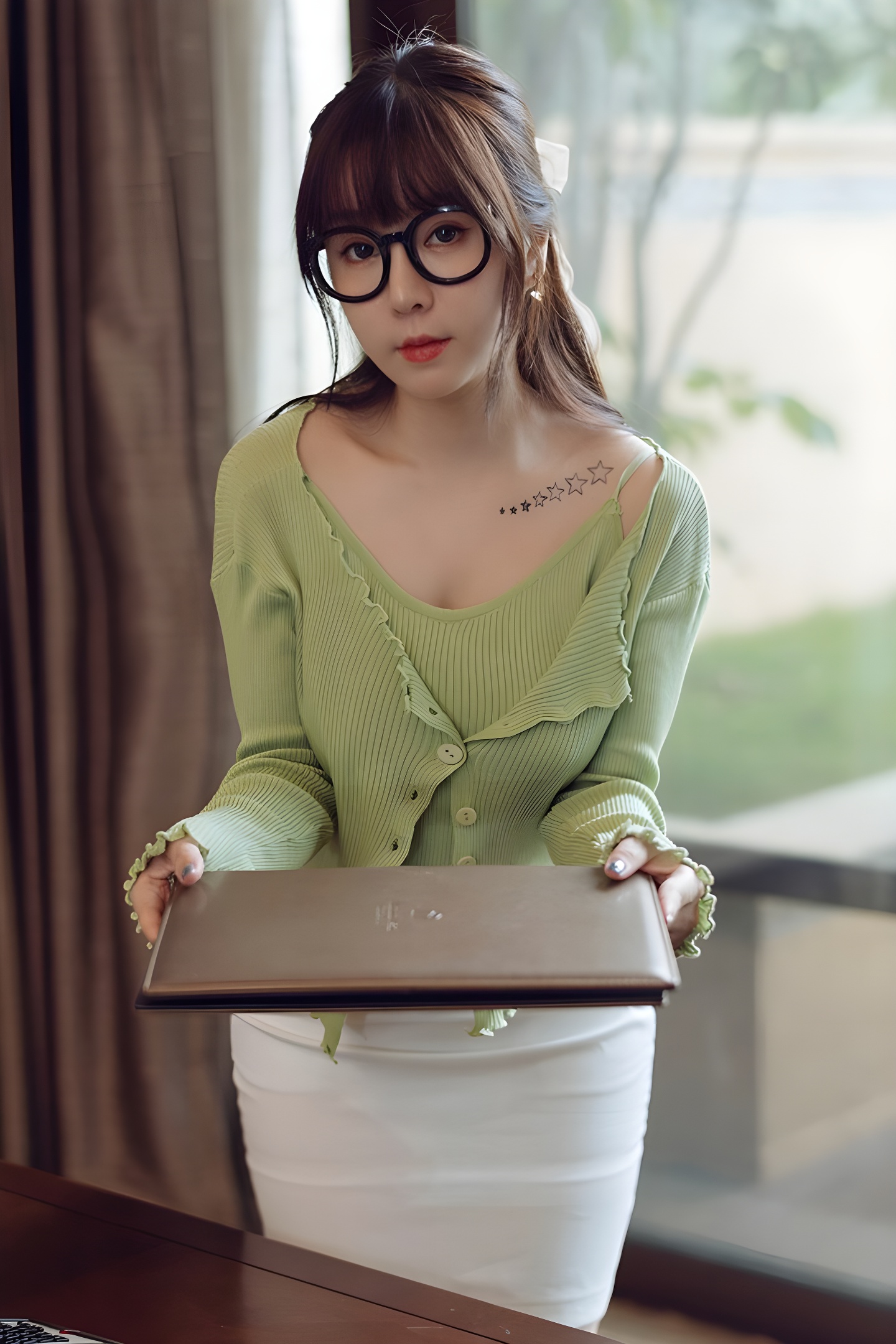 王雨纯真空裸露撅臀示爱：风骚秘书的诱惑与魅力