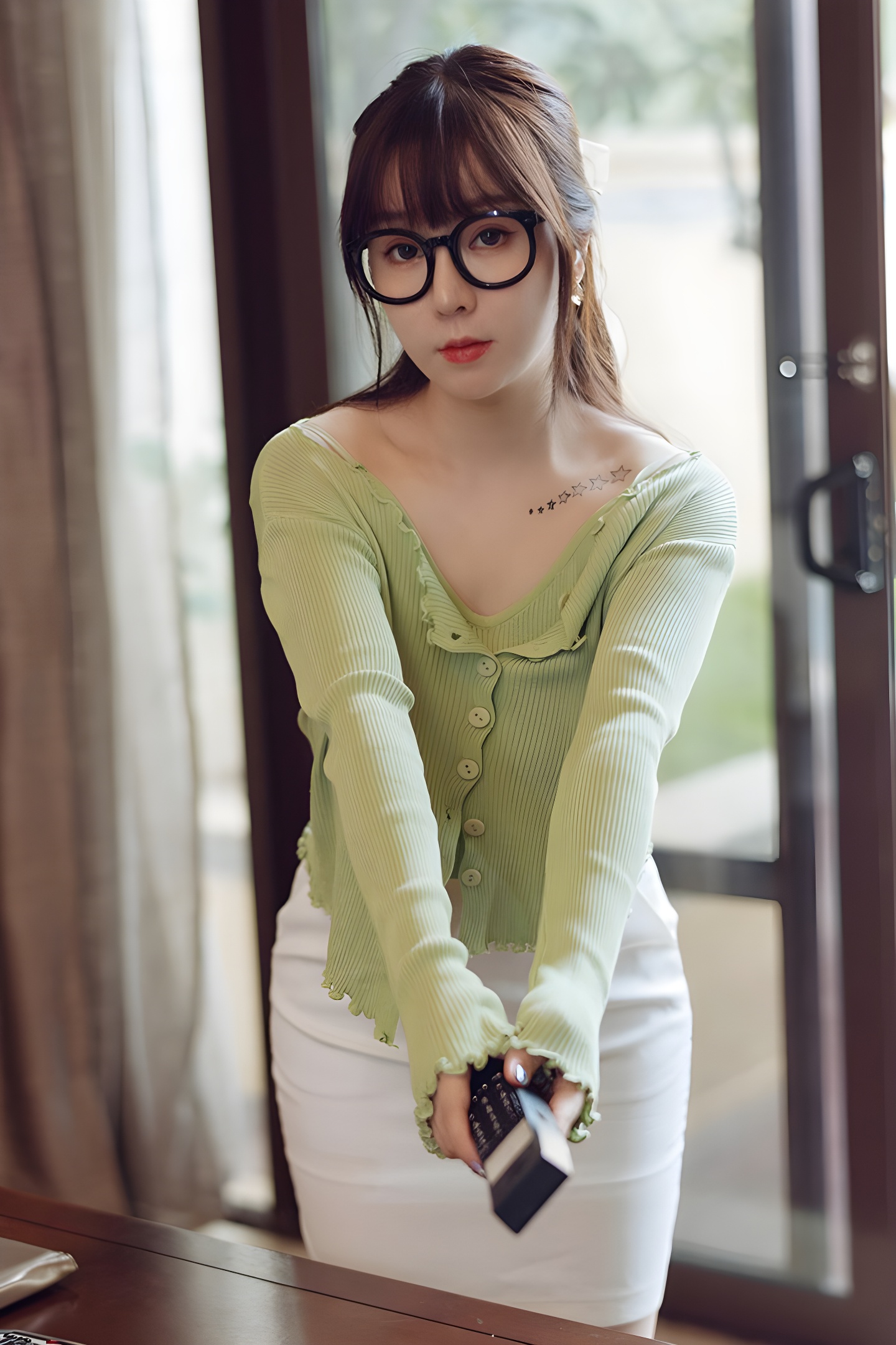 王雨纯真空裸露撅臀示爱：风骚秘书的诱惑与魅力