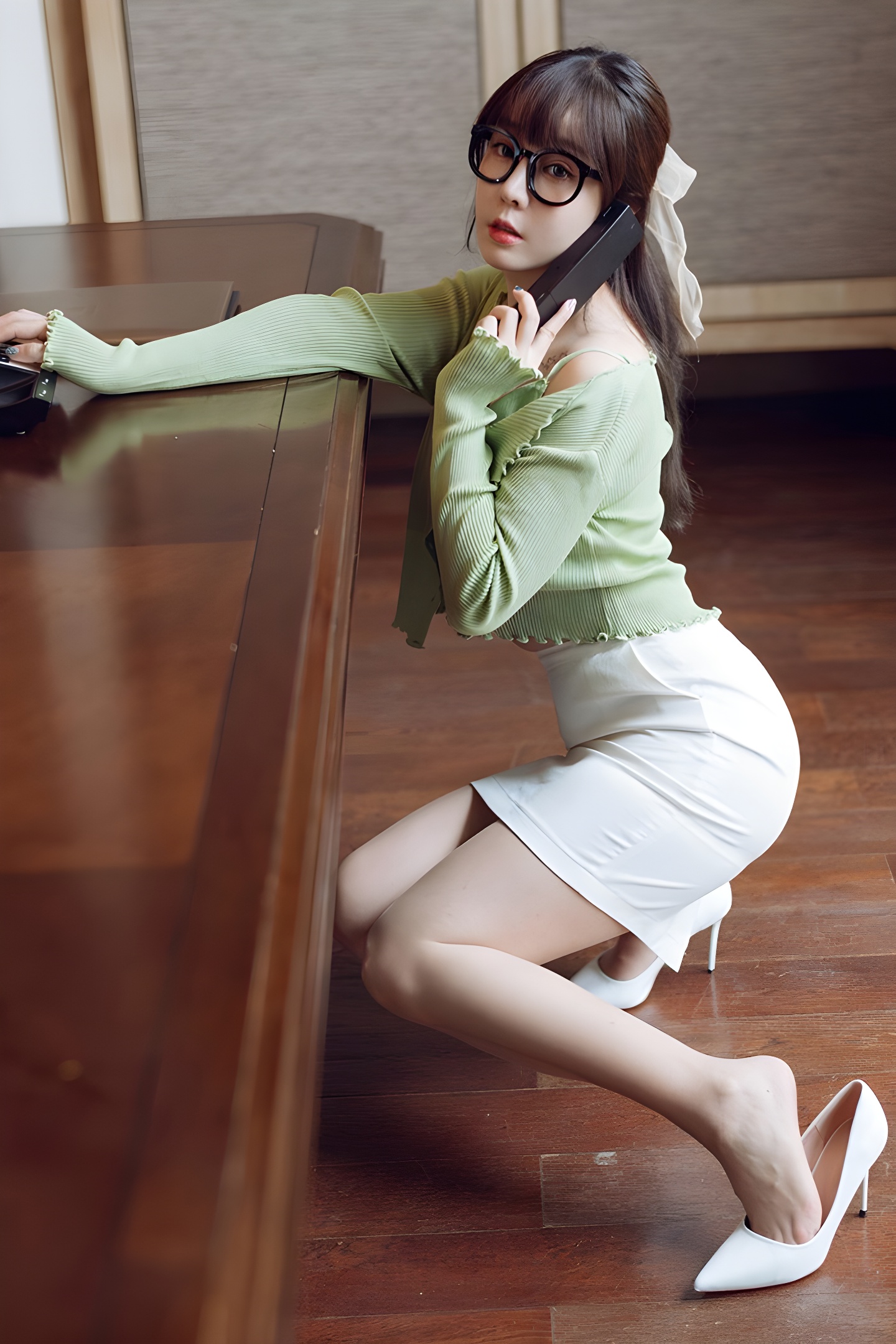 王雨纯真空裸露撅臀示爱：风骚秘书的诱惑与魅力