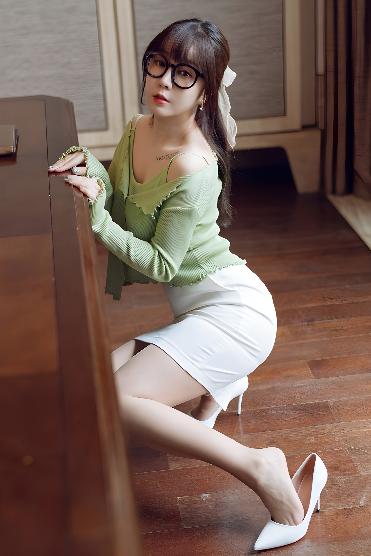 王雨纯真空裸露撅臀示爱：风骚秘书的诱惑与魅力