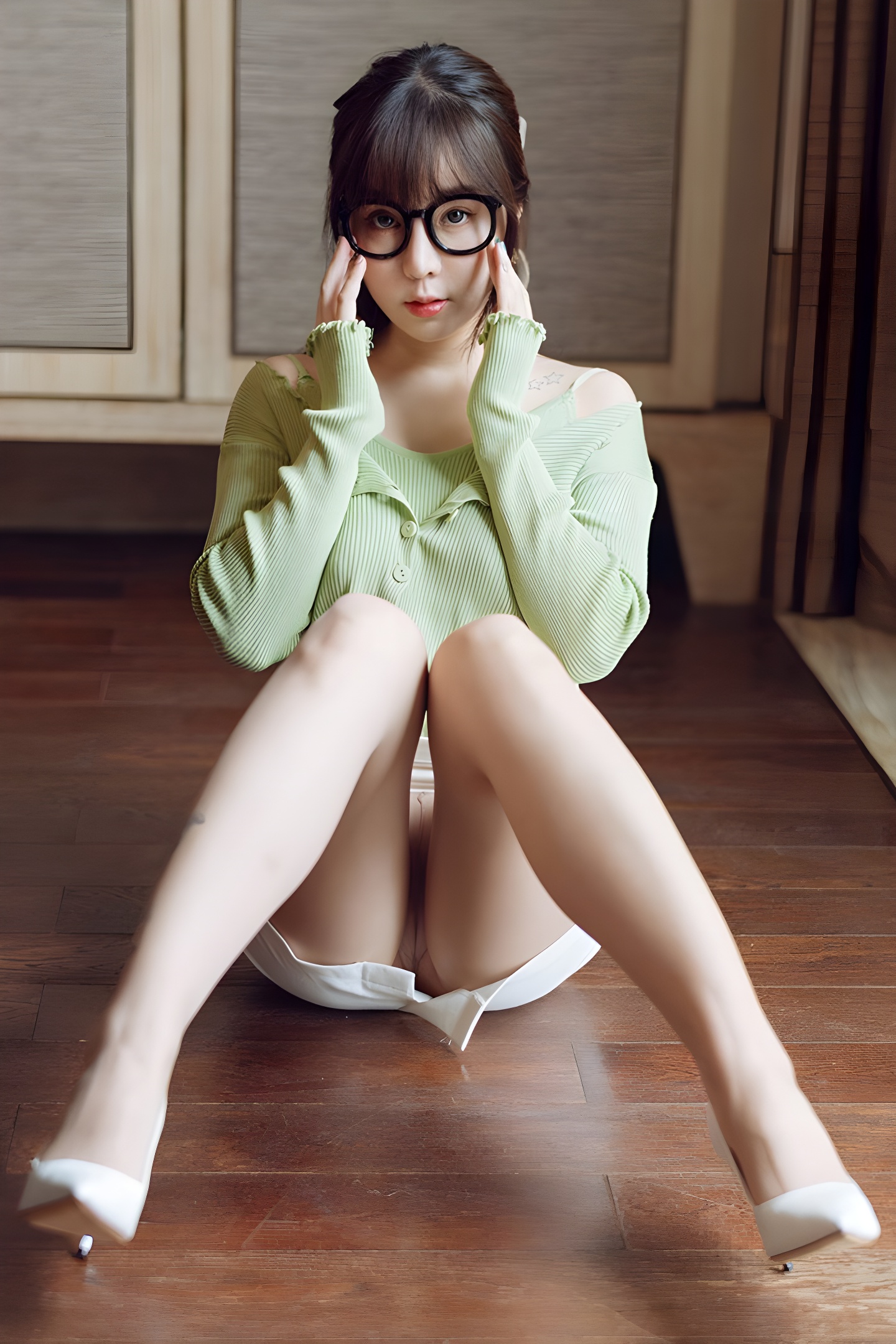 王雨纯真空裸露撅臀示爱：风骚秘书的诱惑与魅力