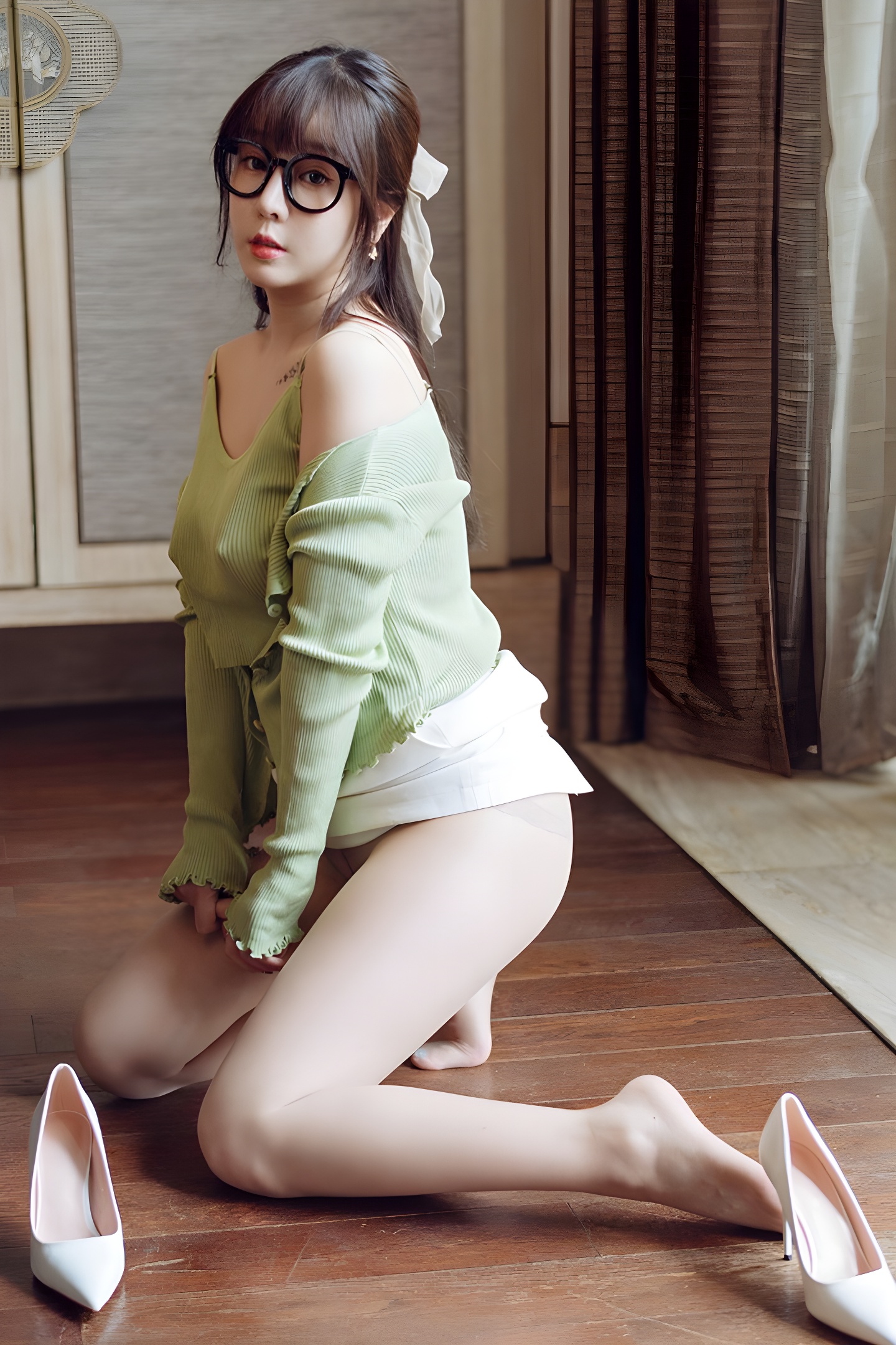 王雨纯真空裸露撅臀示爱：风骚秘书的诱惑与魅力