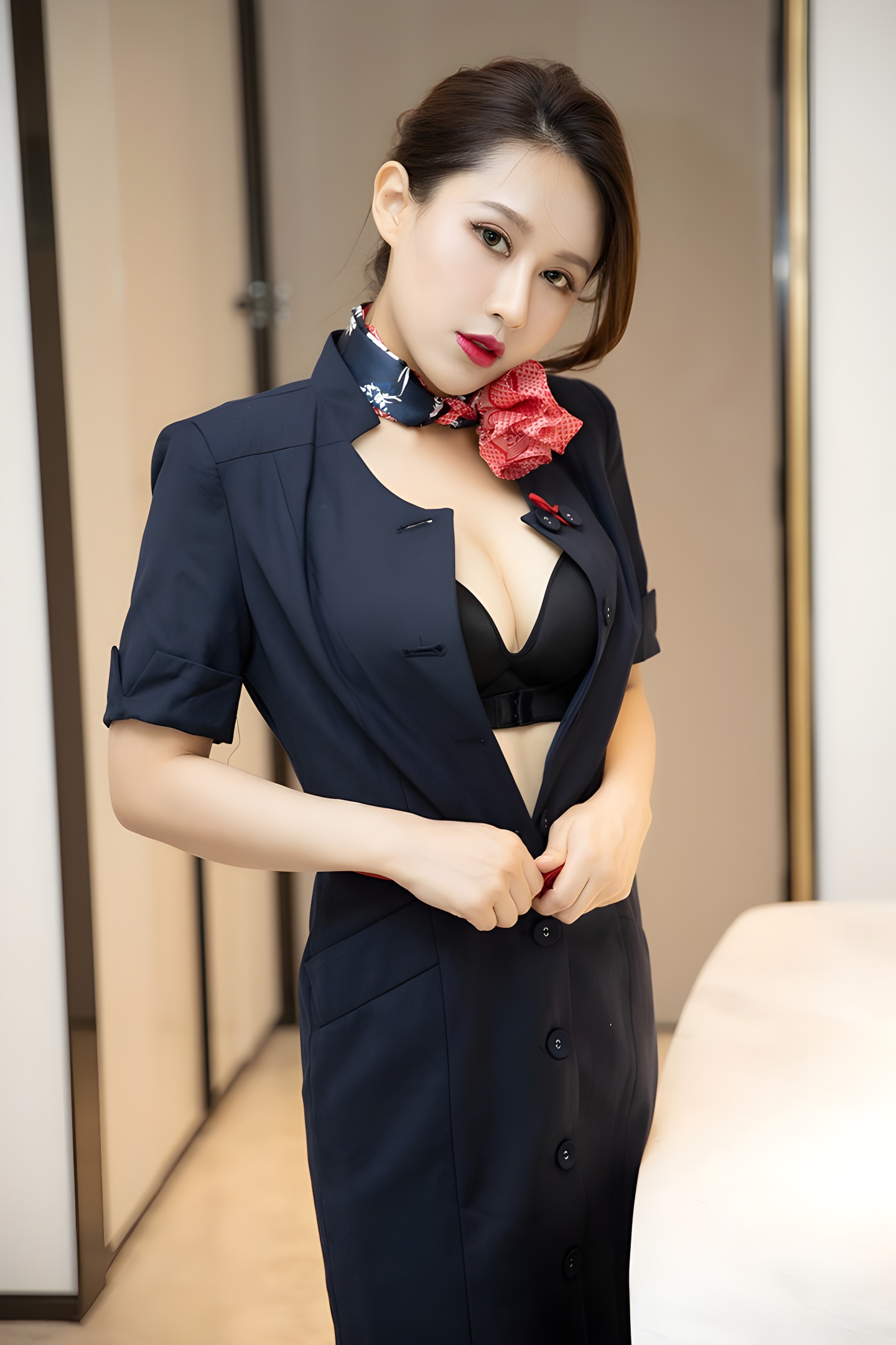 热辣空姐徐安安黑丝高跟制服写真，展现职业与性感的完美结合