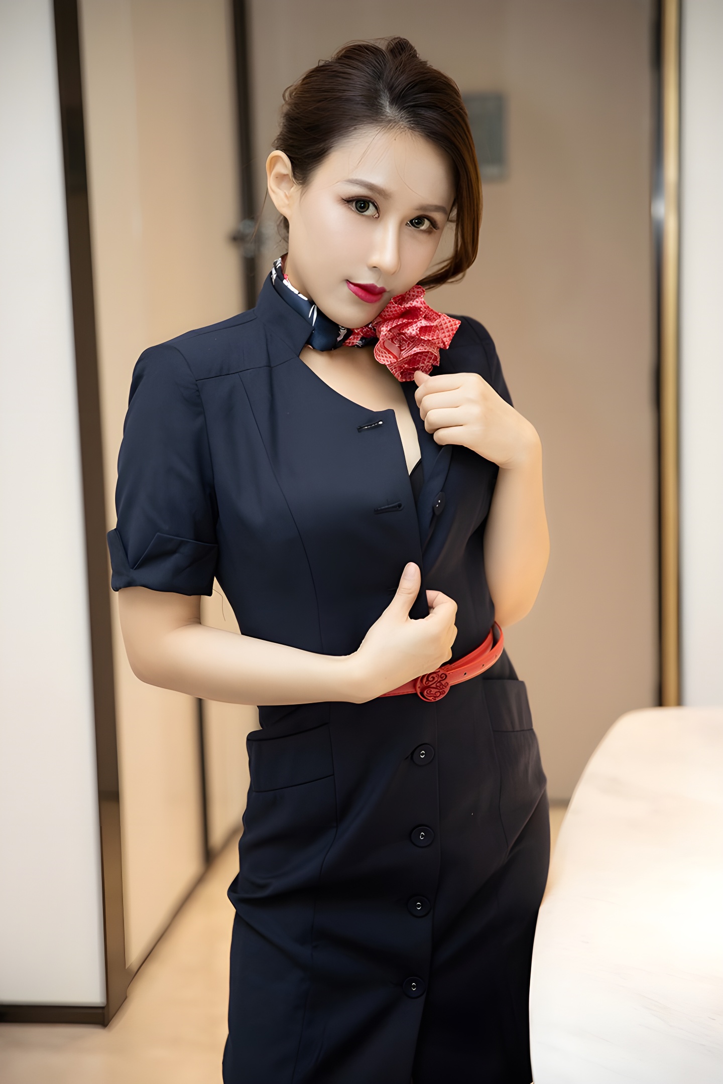 热辣空姐徐安安黑丝高跟制服写真，展现职业与性感的完美结合