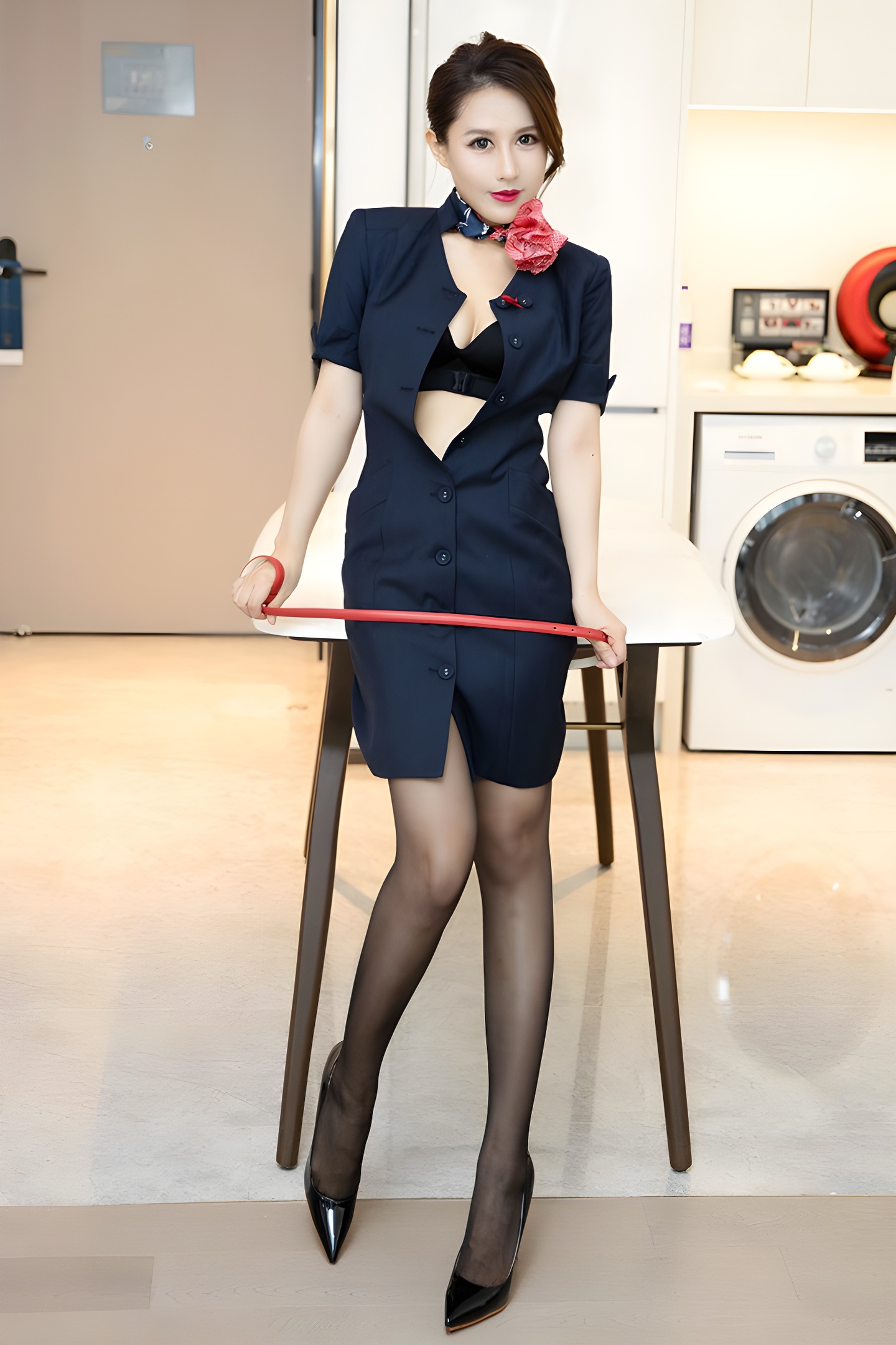 热辣空姐徐安安黑丝高跟制服写真，展现职业与性感的完美结合