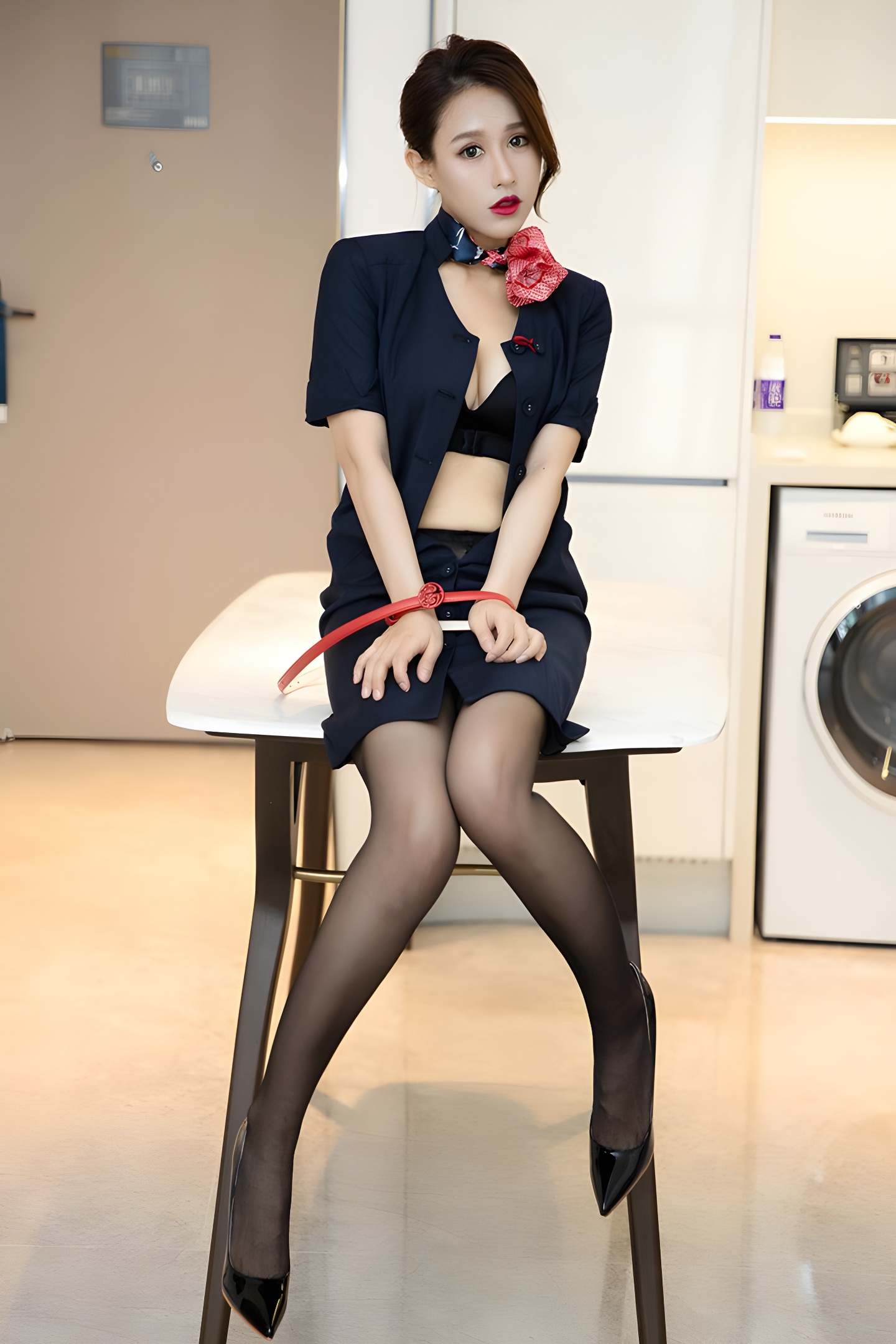徐安安空姐制服诱惑：黑丝高跟演绎极致魅力与专业风采
