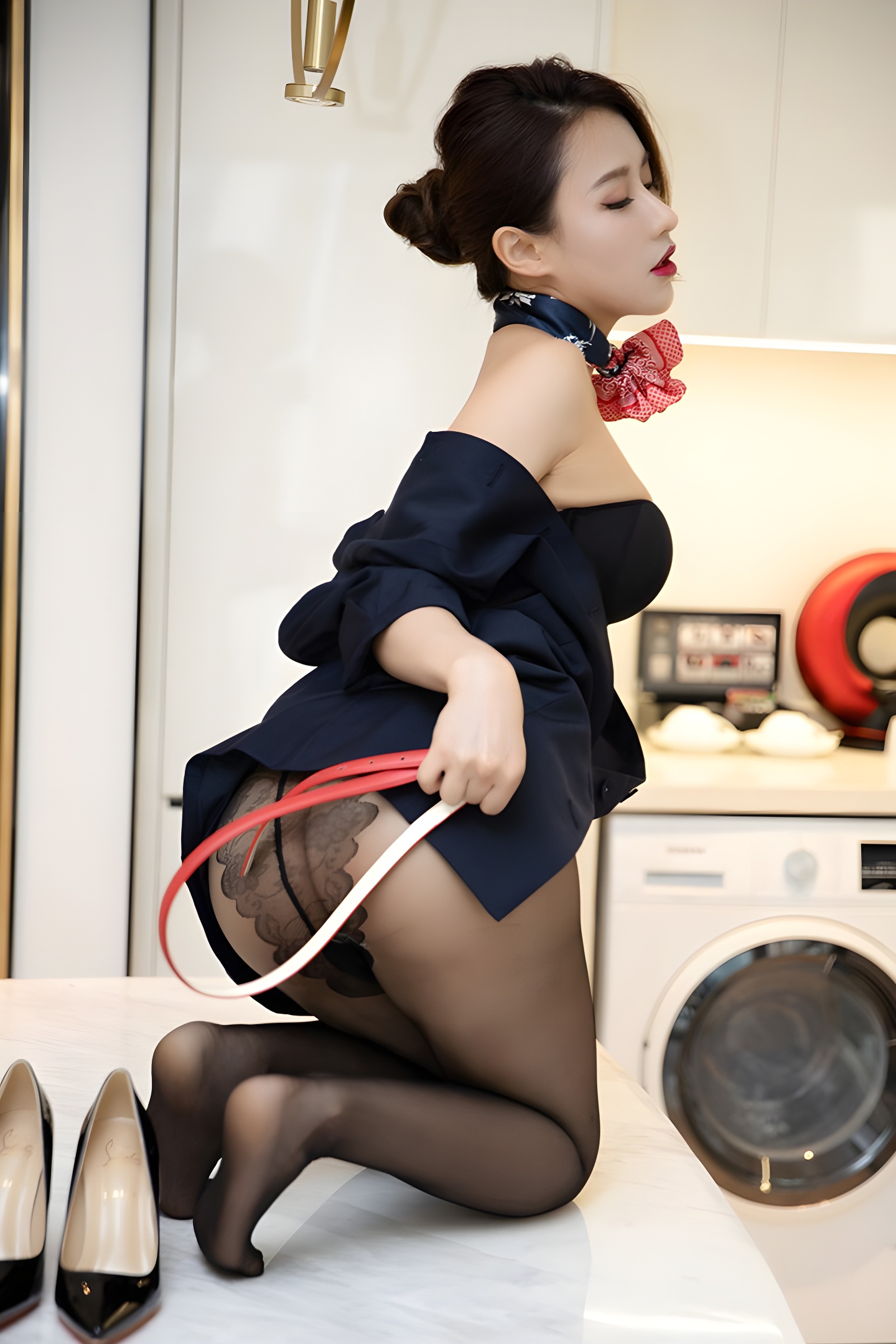 徐安安空姐制服诱惑：黑丝高跟演绎极致魅力与专业风采