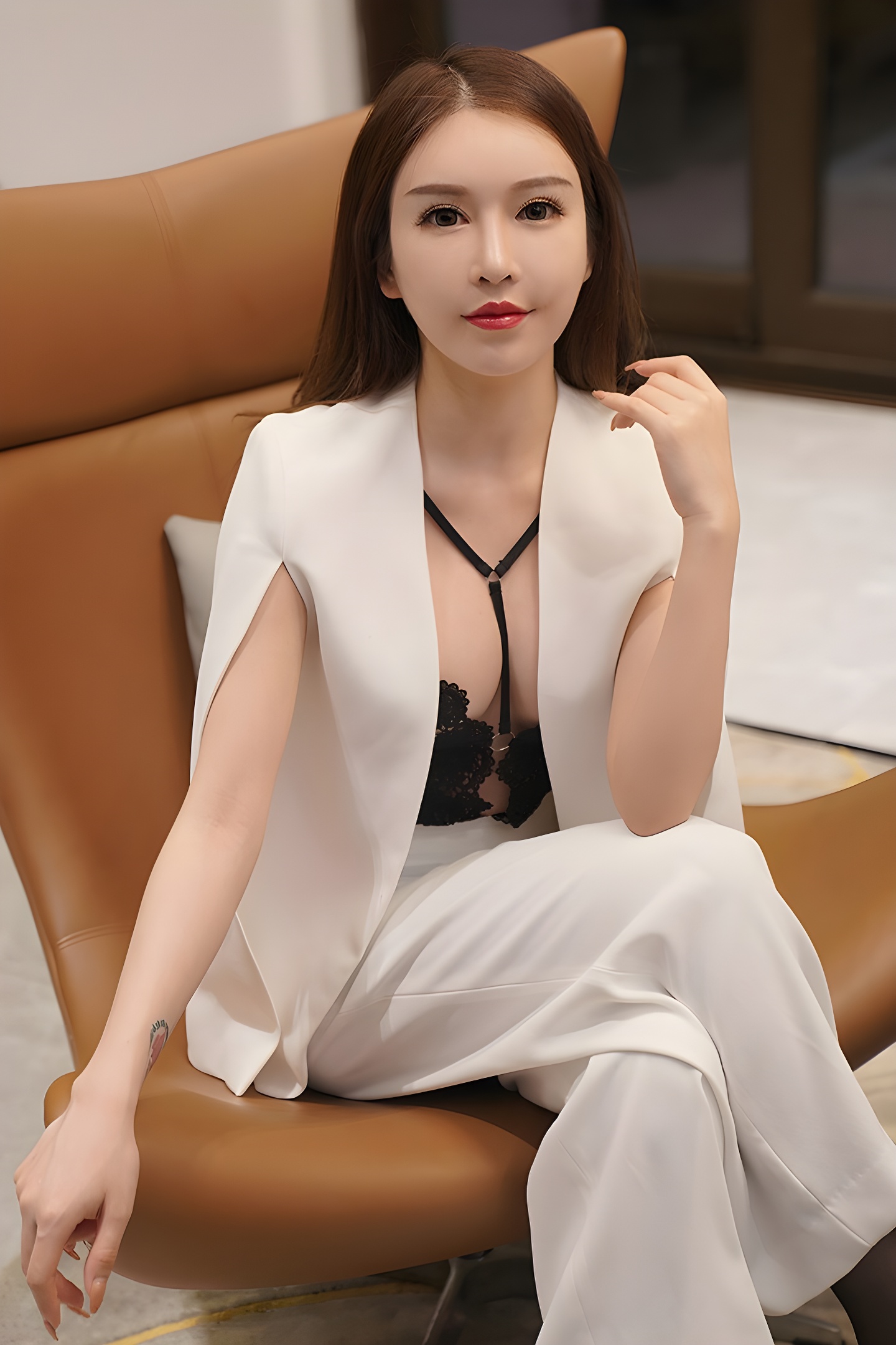 清秀御姐玉兔Miki包臀黑丝写真，霸气凌人尽显魅力