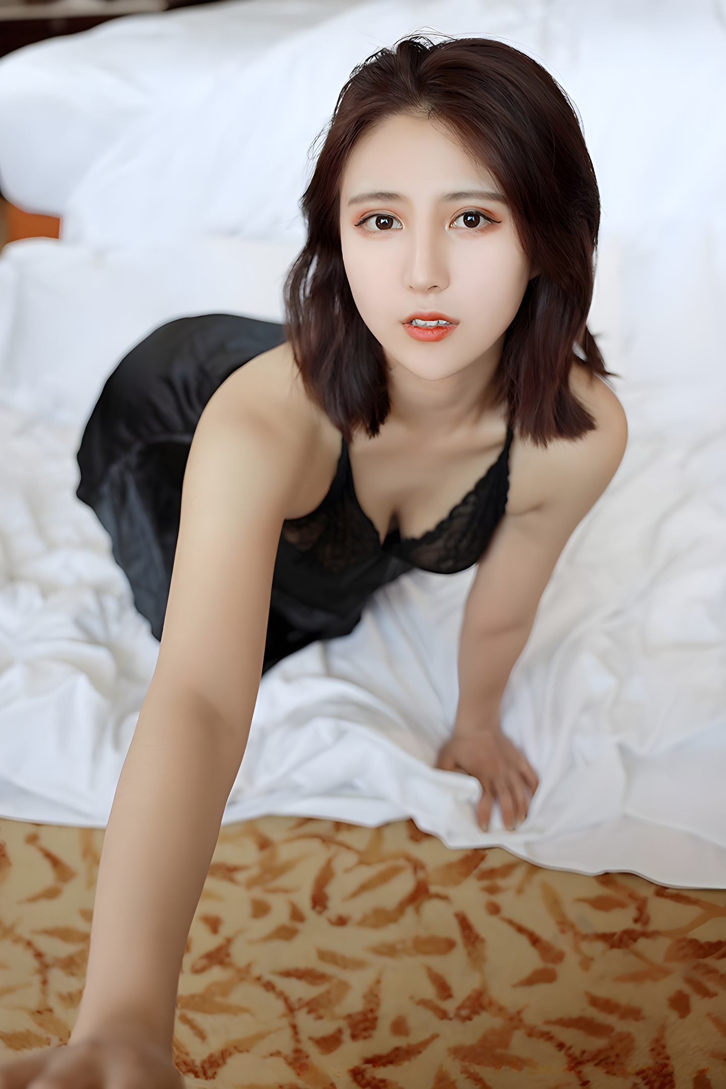 温柔人妻久久性感蕾丝秀，脱衣挑逗视觉盛宴